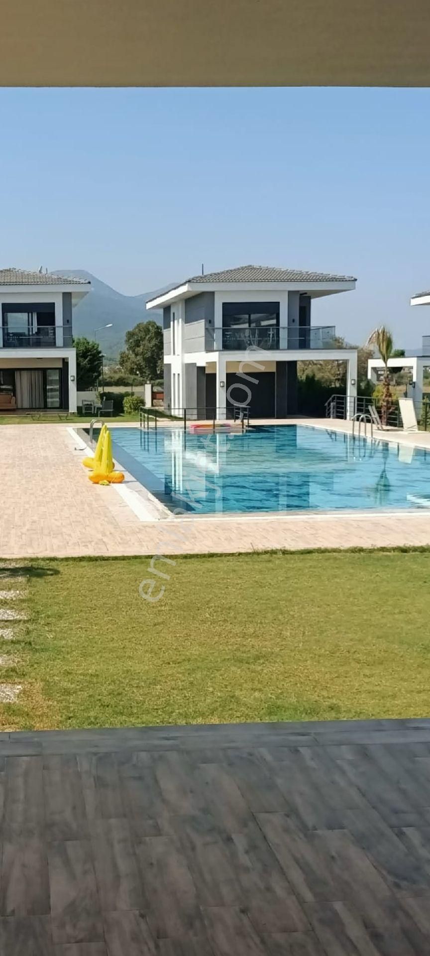 Kuşadası Güzelçamlıda Havuzlu Sitede Yerden Isıtmalı Ebeveyn Banyolu 3+1 Tek Müstakil Sıfır Villa