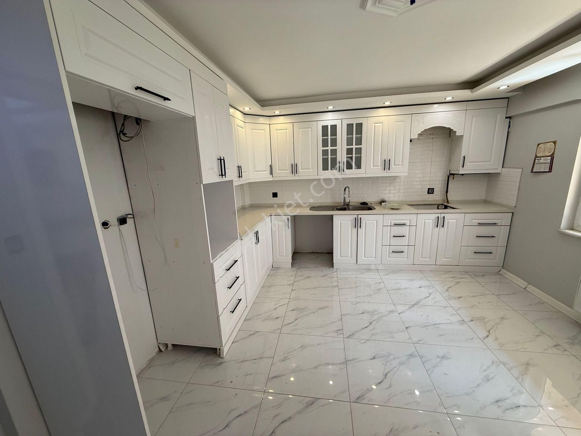 Tunca Mahallesi 3+1 190 M2 5 Katlının 3 Katı Kapalı Mutfak Çift Cephe Petek Kombili