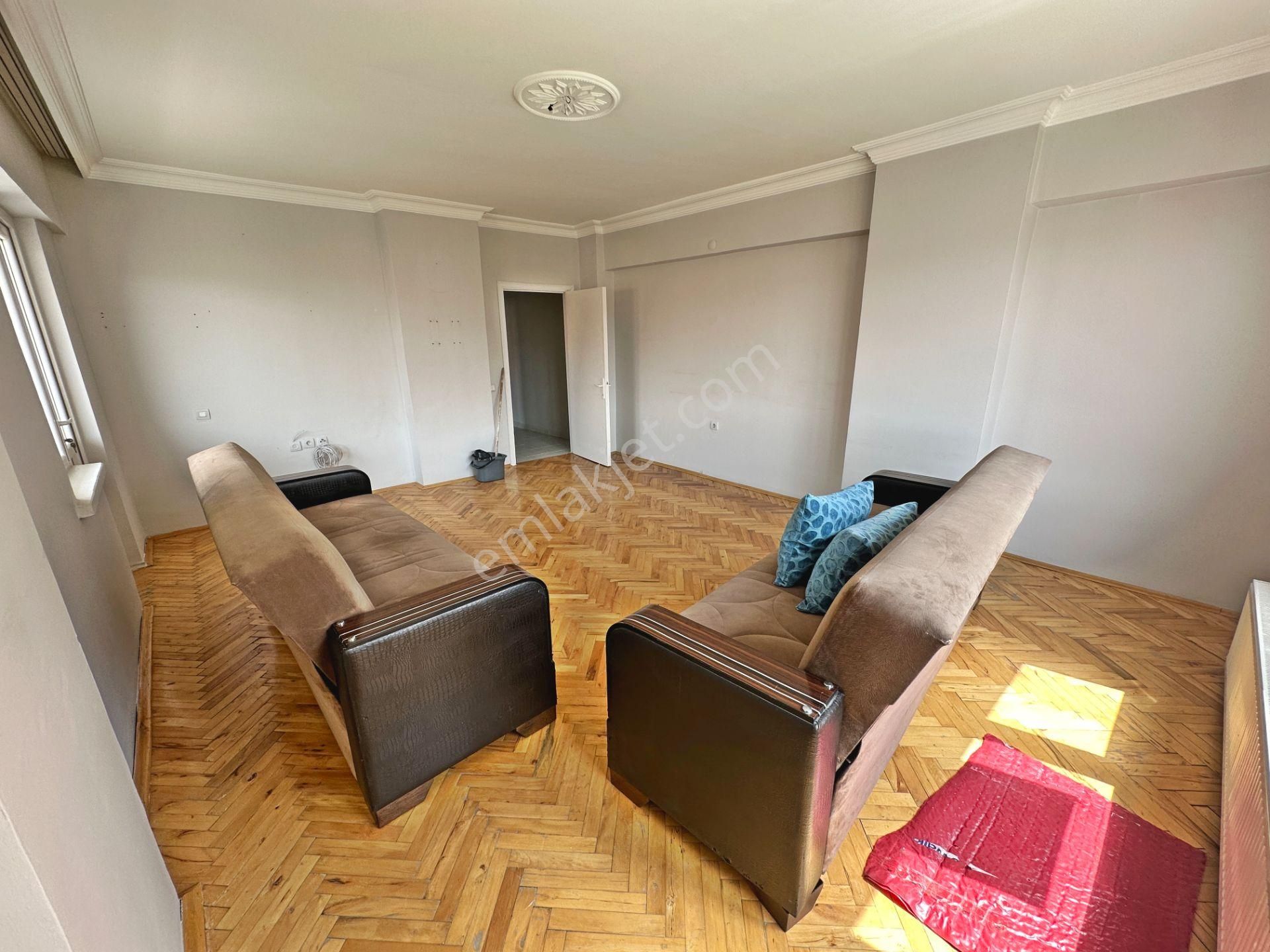 Dereboyu Cadde Yakınında Ara Katta Geniş 3+1 Kiralık Daire