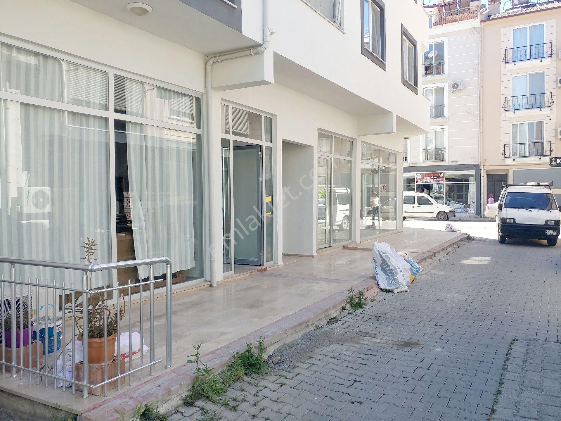 Dalaman Merkezde Sıfır Binada En Hareketli Bölgede Caddeyi Gören Satılık 70 M2 Bacalı Dükkan - Görsel 3