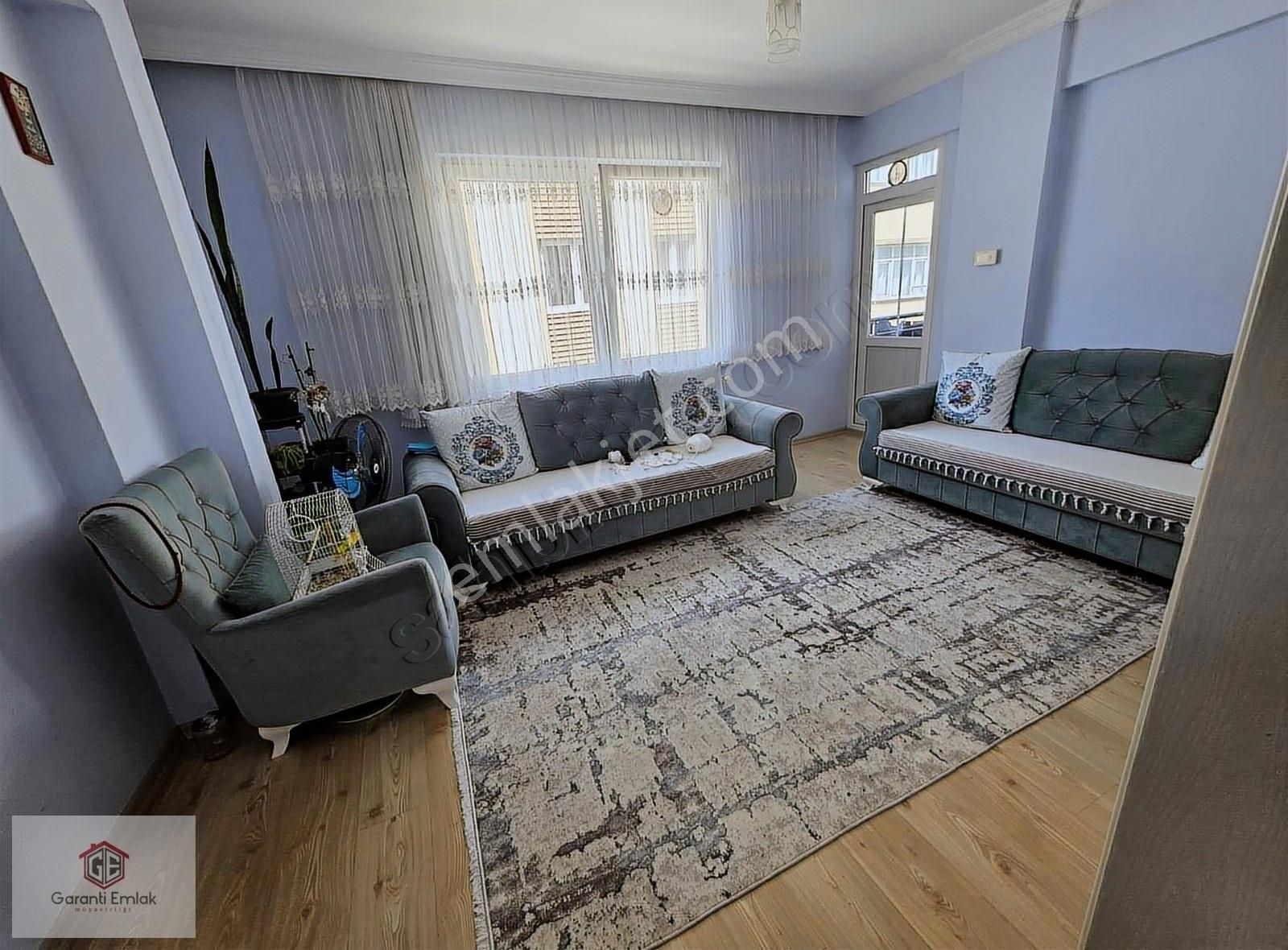 Karşıyakada Adliyeye Yakın 2.kat 90 M2 Ön Cephe Daire Satılık