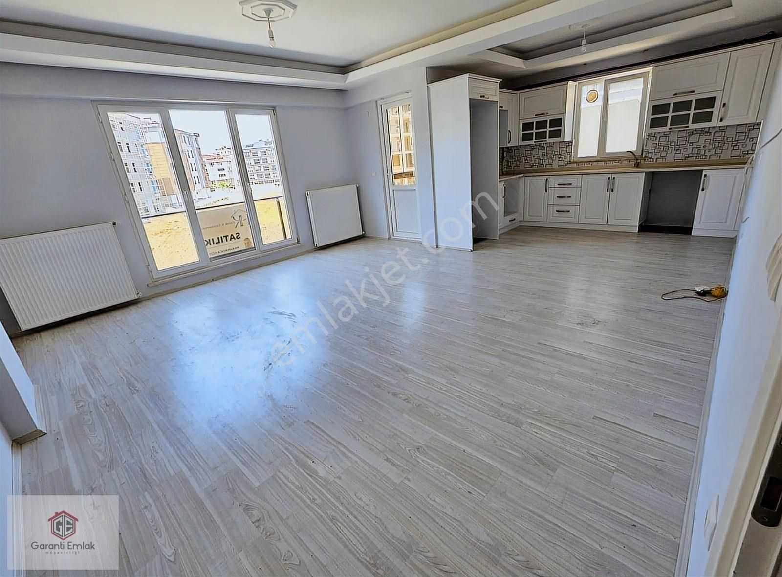 Karşıyakada 130 M2 Ful Yapılı Adliye Yakın 1.kat Satılık Daire