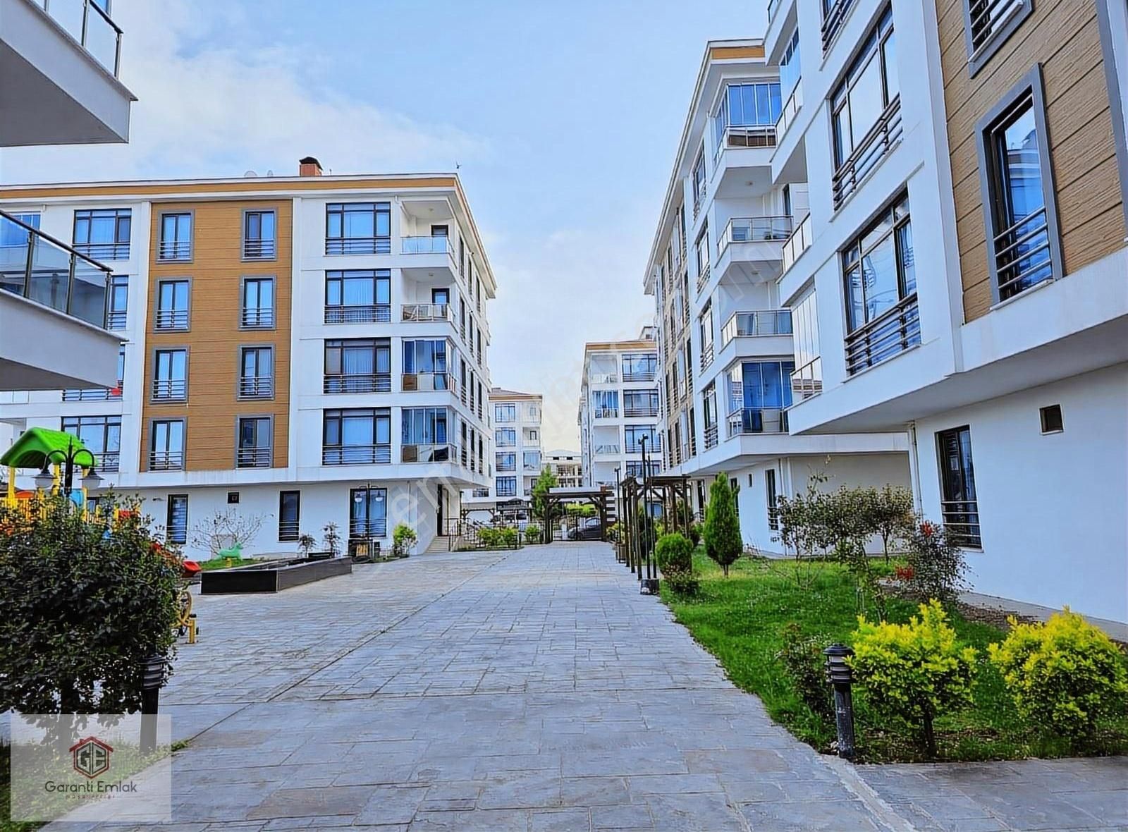 Cumhuriyetde 100 M2 Site İçinde Denize Yakın Yüksek Giriş Satılk