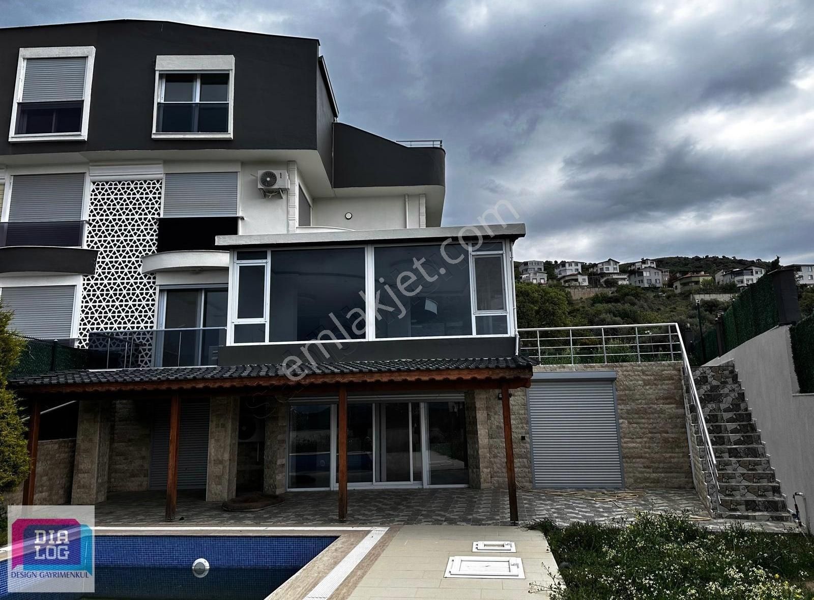 Güzelbahçe Yelki'de Müstakil Havuzlu Satılık Villa