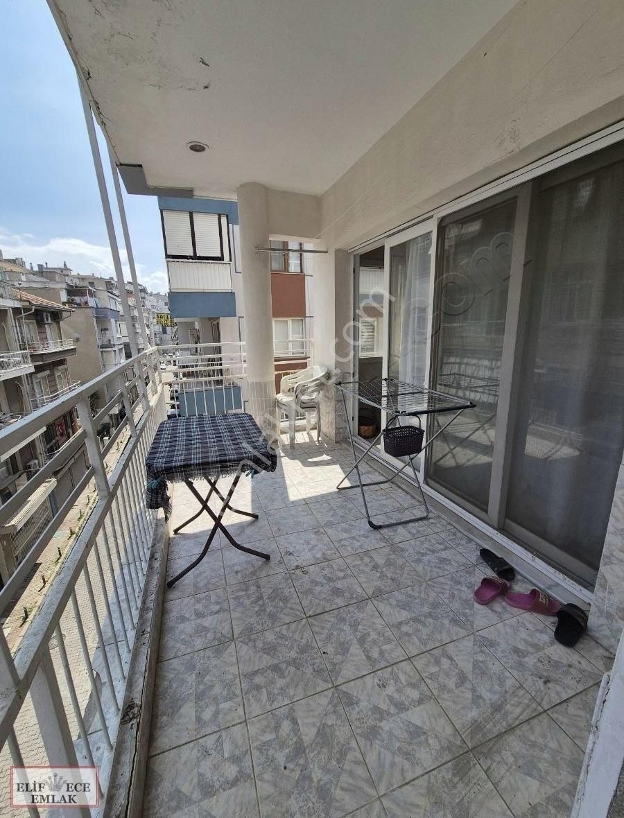 İzmir Karşıyaka Alaybey Sahil Yan Sok. Satılık Köşe Arakat Daire