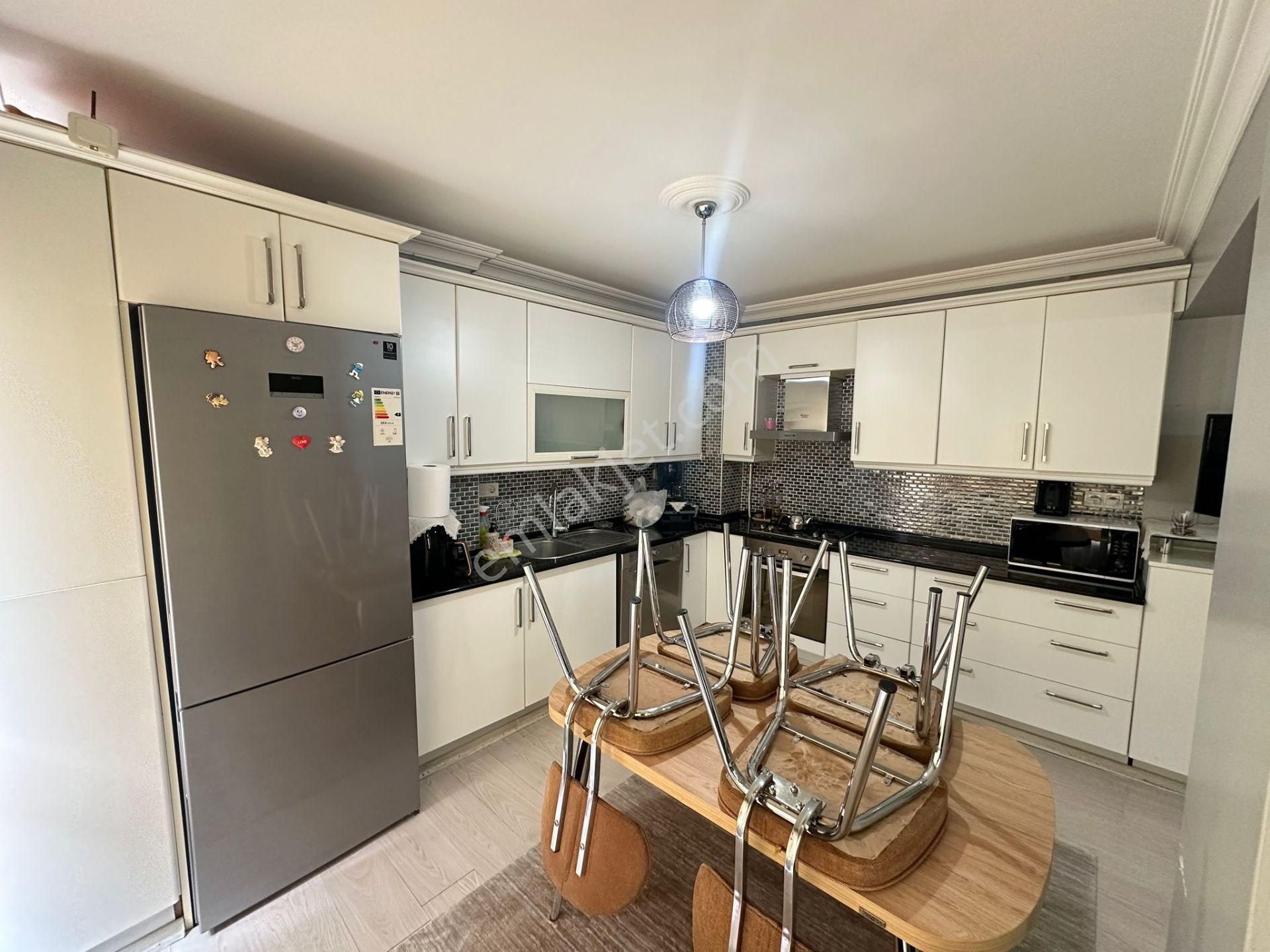 Akmescit Mahallesi 3+1 120m2 4 Katlının 2 Katı Açık Mutfak Cam Balkonlu