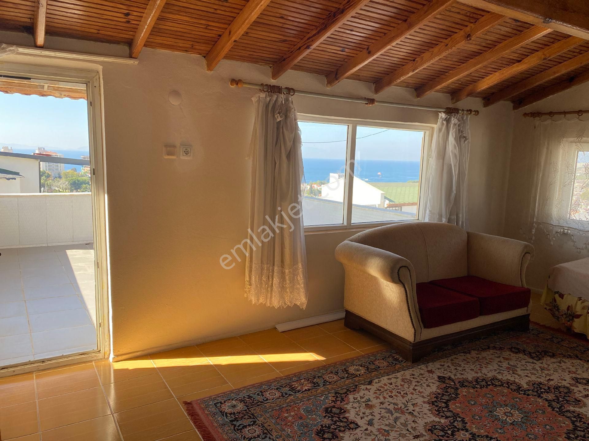 Havuzlu Sitede Satılık Bahçeli Tam Müstakil Villa