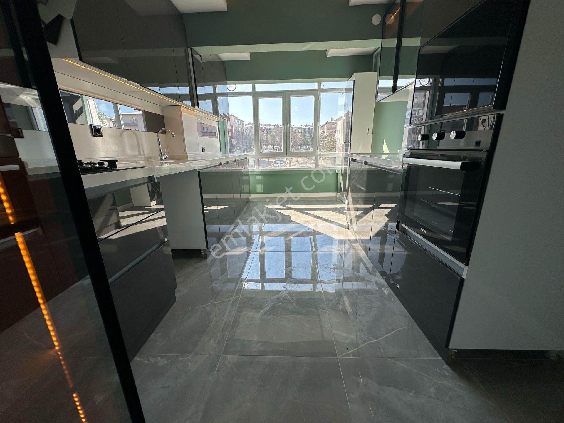 Selçuklu Mah 3+1 Asansörlü Site İçerin De Ultra Lüks Yapılı Satılık Daire