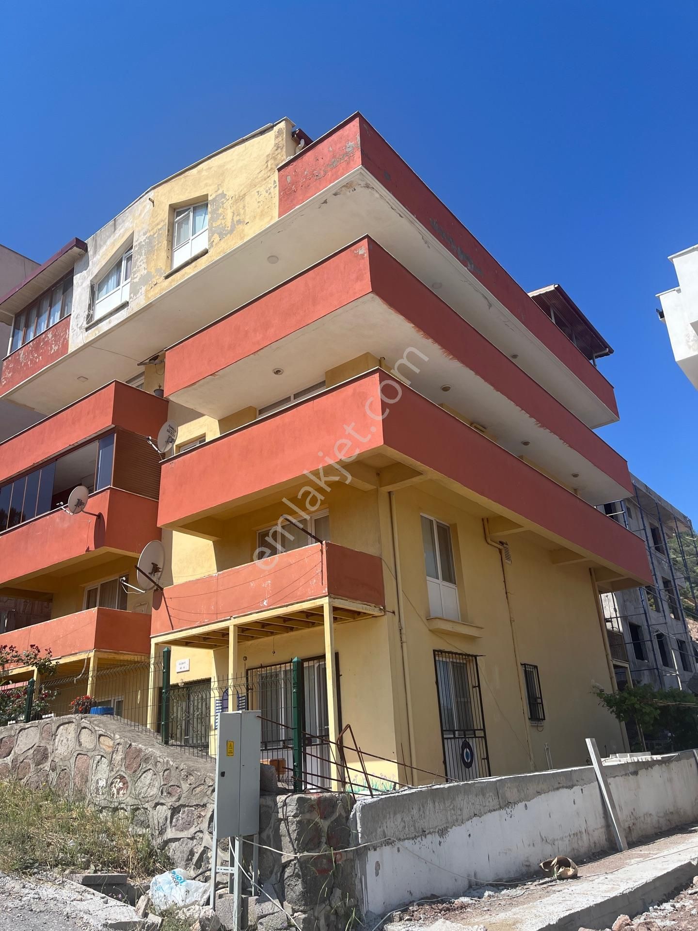 Dikili İsmetpaşa'da Geniş Balkon Ve Ferah Salonu İle 2+1 Arakat