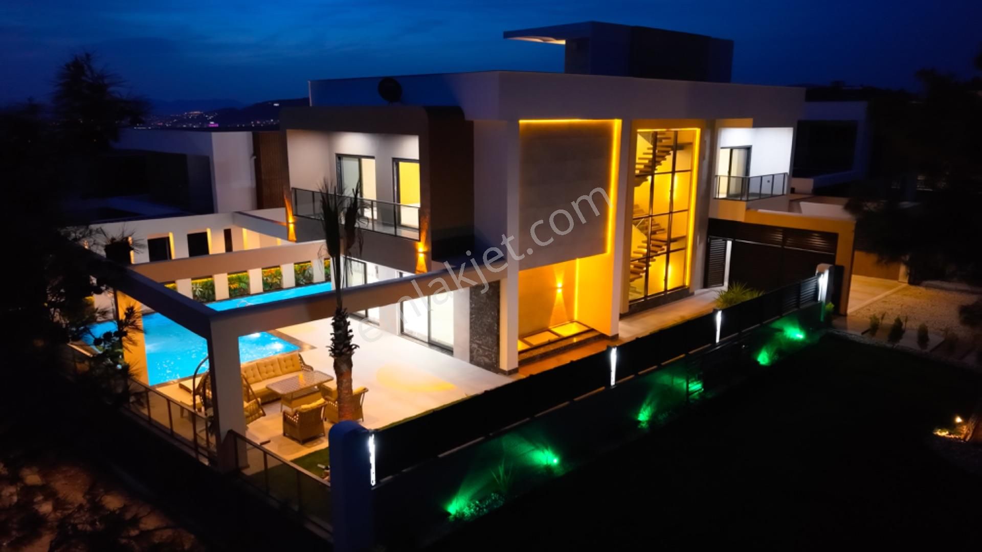 Kuşadası'nda Satılık Tamamen Müstakil Lüks Deniz Manzaralı Satılık Villa