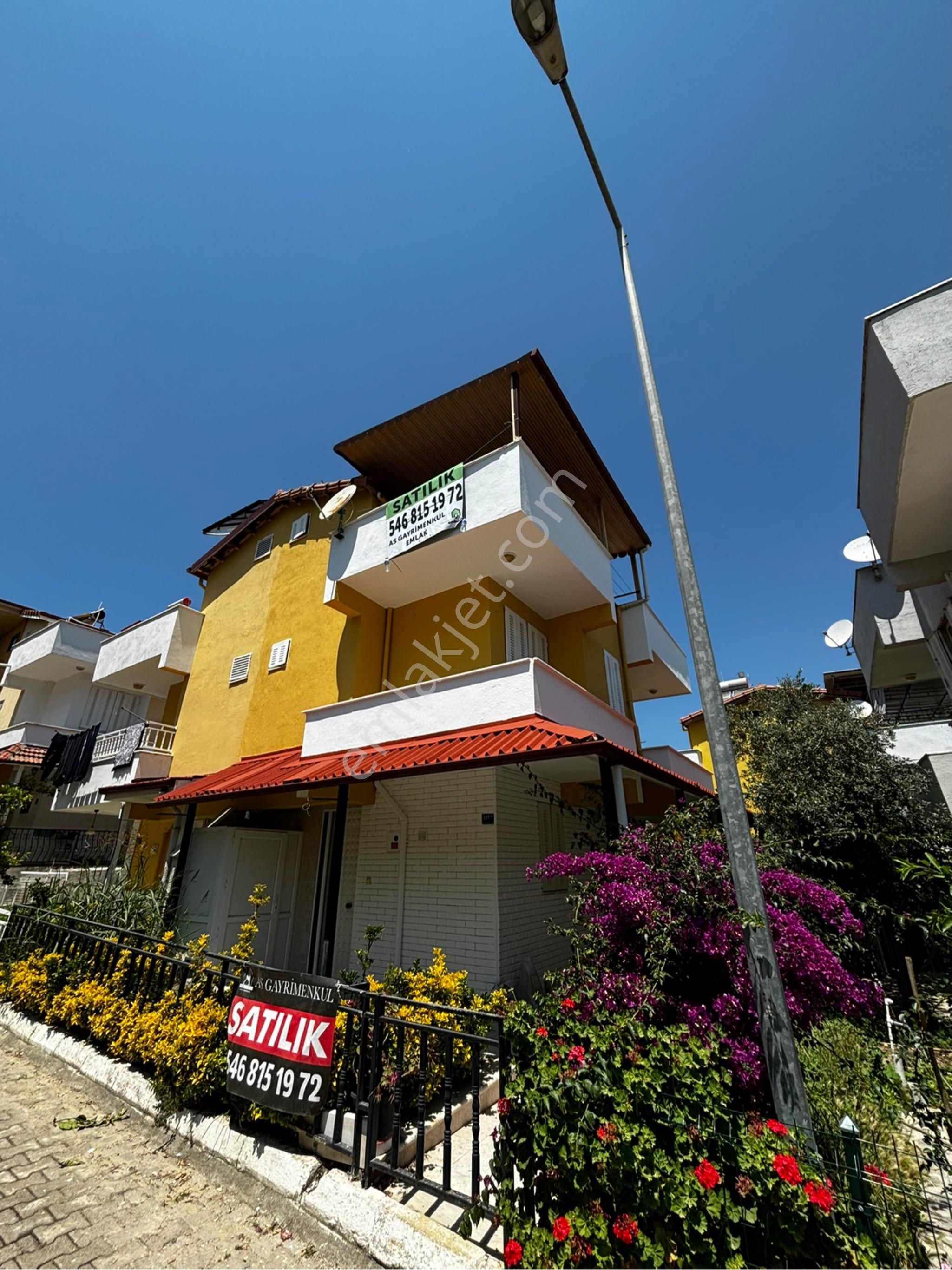 Kuşadası’nda Sahile Yürüme Mesafesinde 3+1 Tripleks Fırsat Villa