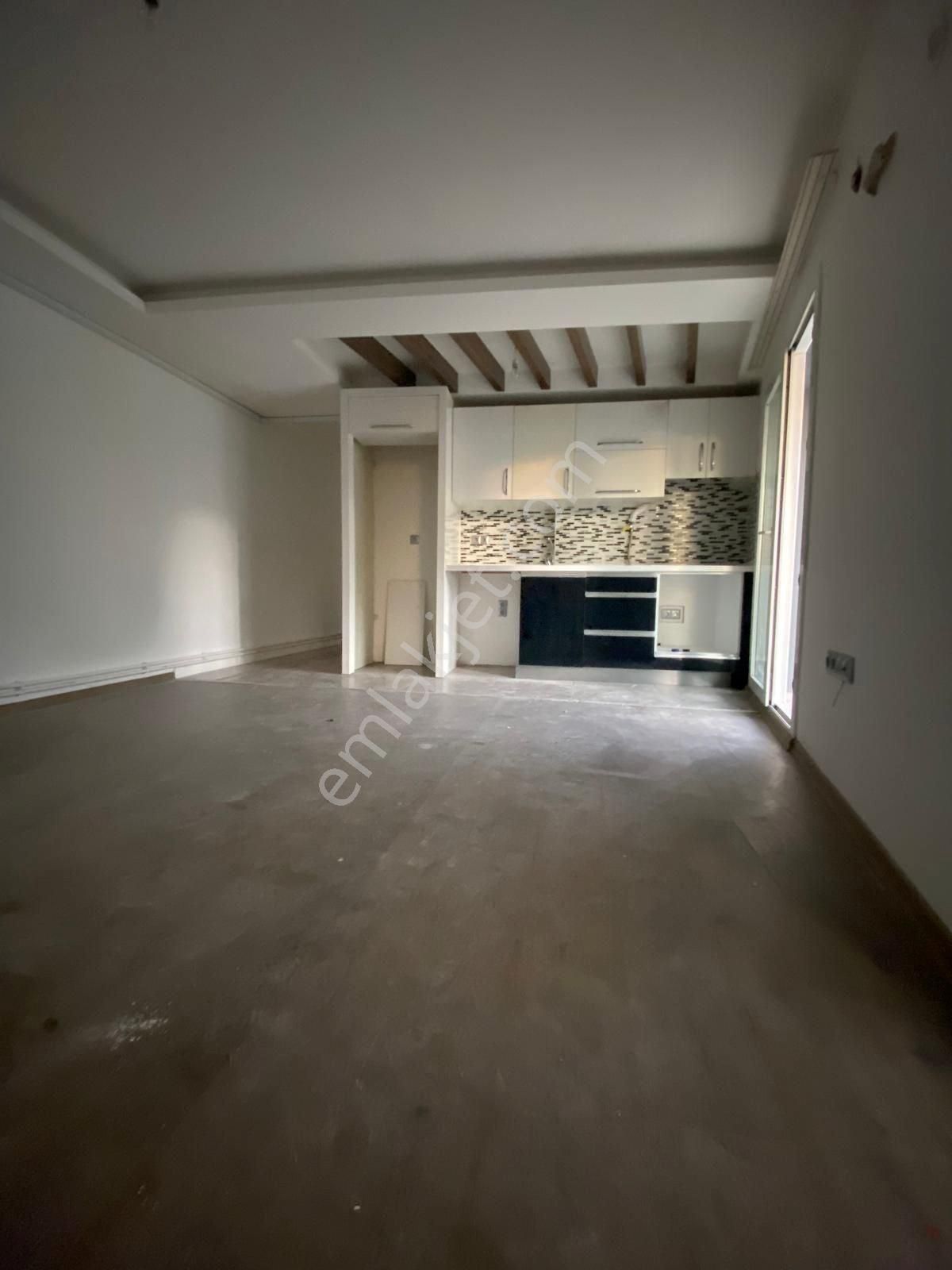 Kuşadası Merkeze Yakın Boş Kiralık Doğal Gazlı Havuzlu Daire