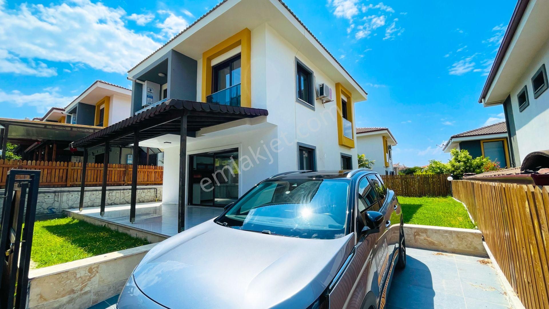 Kuşadası Değirmendere De Satılık Havuzlu Bahçeli Müstakil Villa