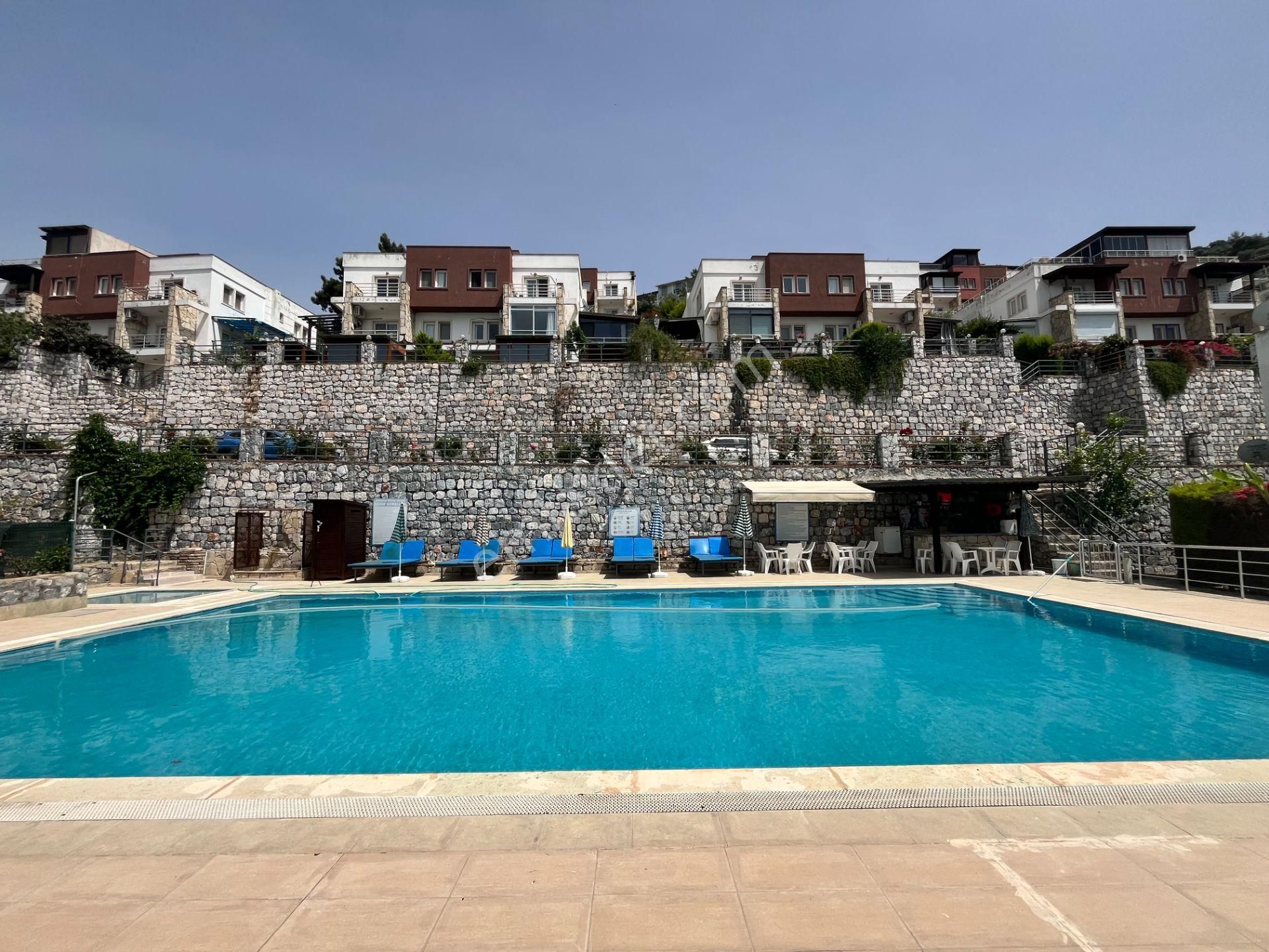 Muğla/milas/güllük'te Deniz Manzarasına Hakim Bahçeli 4+1 Mobilyalı Kiralık Daire