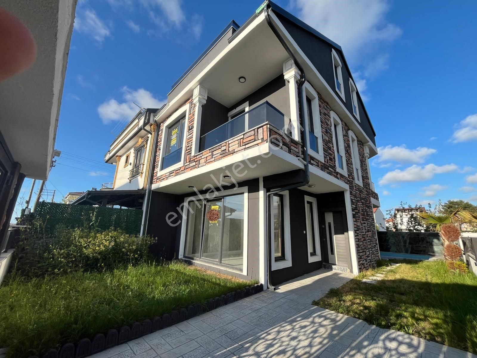 4+1 Mutfak Ayrı Tek Müstakil Bahçeli Havuzlu Villa