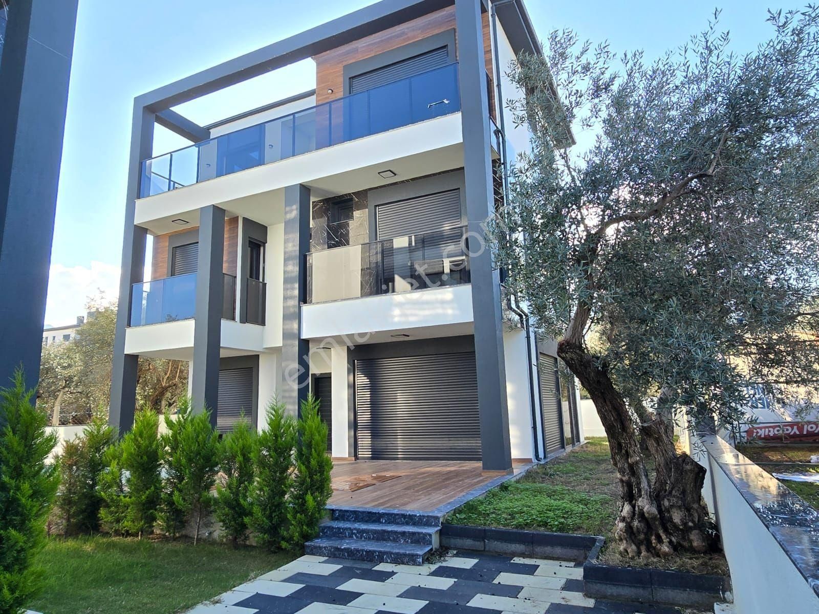 Kuşadası Davutlar Bölgesinde Müstakil Özel Havuzlu 5+2 Villa