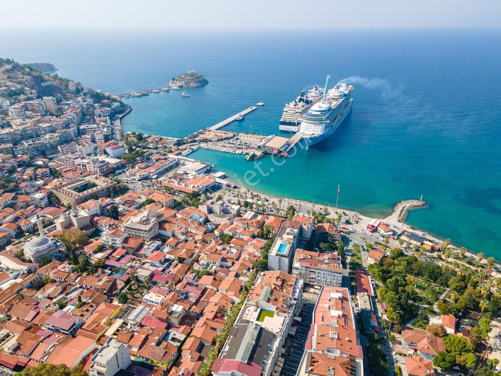 Kuşadası Çarşıda 1+1 Daire Havuzlu Site