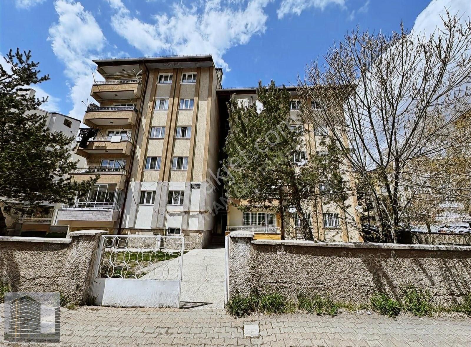 Öz Urhan Emlaktan Sıvas Merkez Mehmet Akıfde Satılık Daire