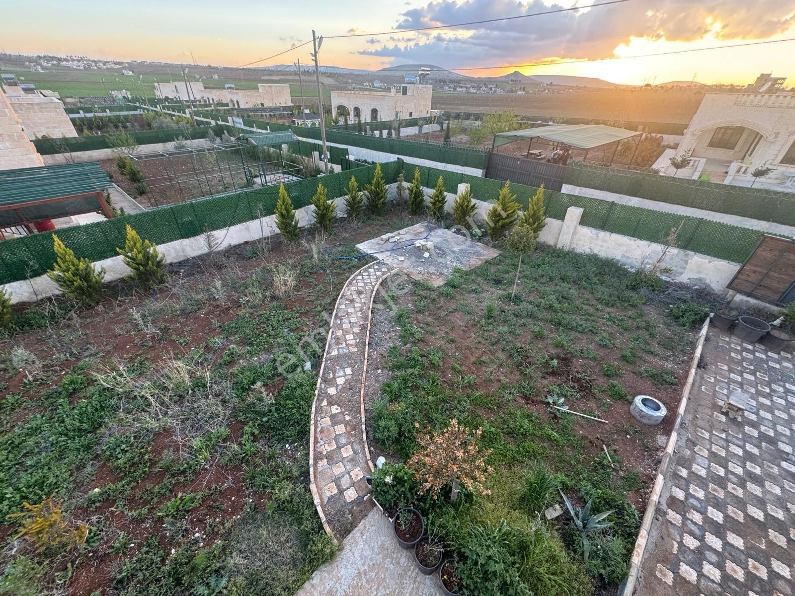 Kadir Geylani Emlaktan Karaköprü Sancak Mahallesinde Satılık Nehıtli Bağ Evi Villa