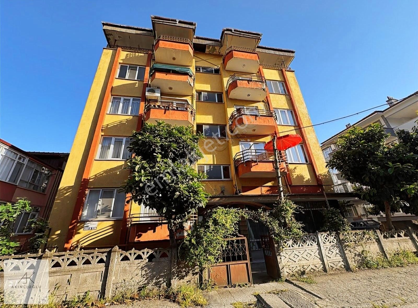Akıncıoğlun'dan Harika Konumda İçi Bakımlı 3 Balkonlu 2+1 Daire