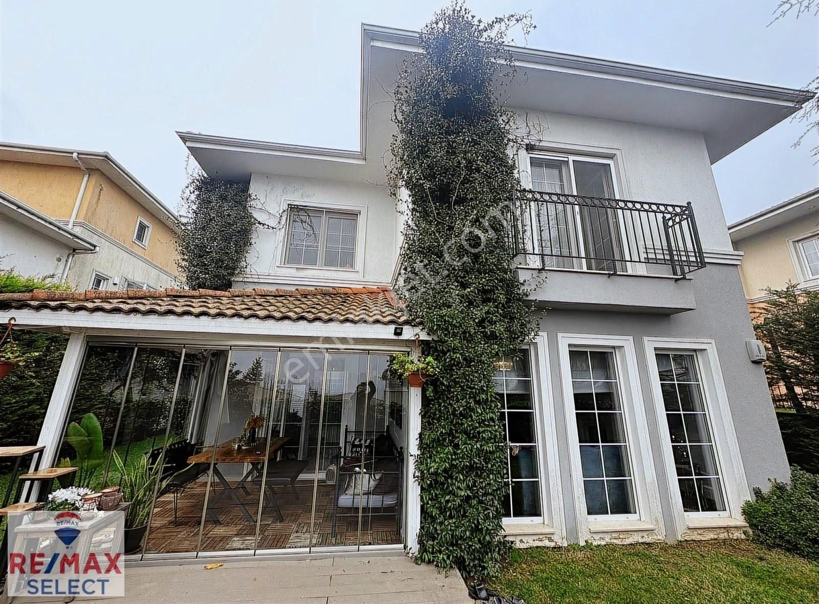 Butik Sitede Kış Bahçeli Ve Özel Bahçeli Satılık Müstakil Villa
