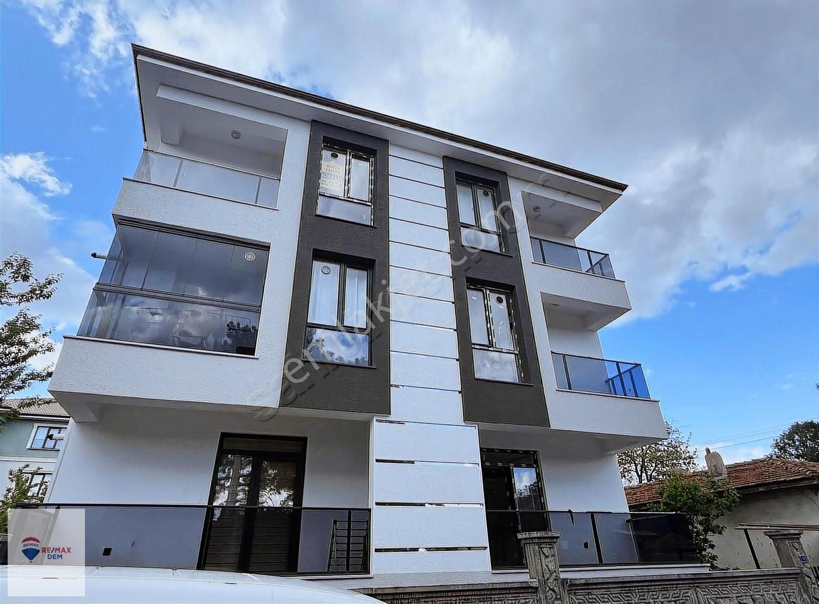 Remax Dem/den Merkezde Valiliğin Arkasında 1+1 Eşyalı Daire
