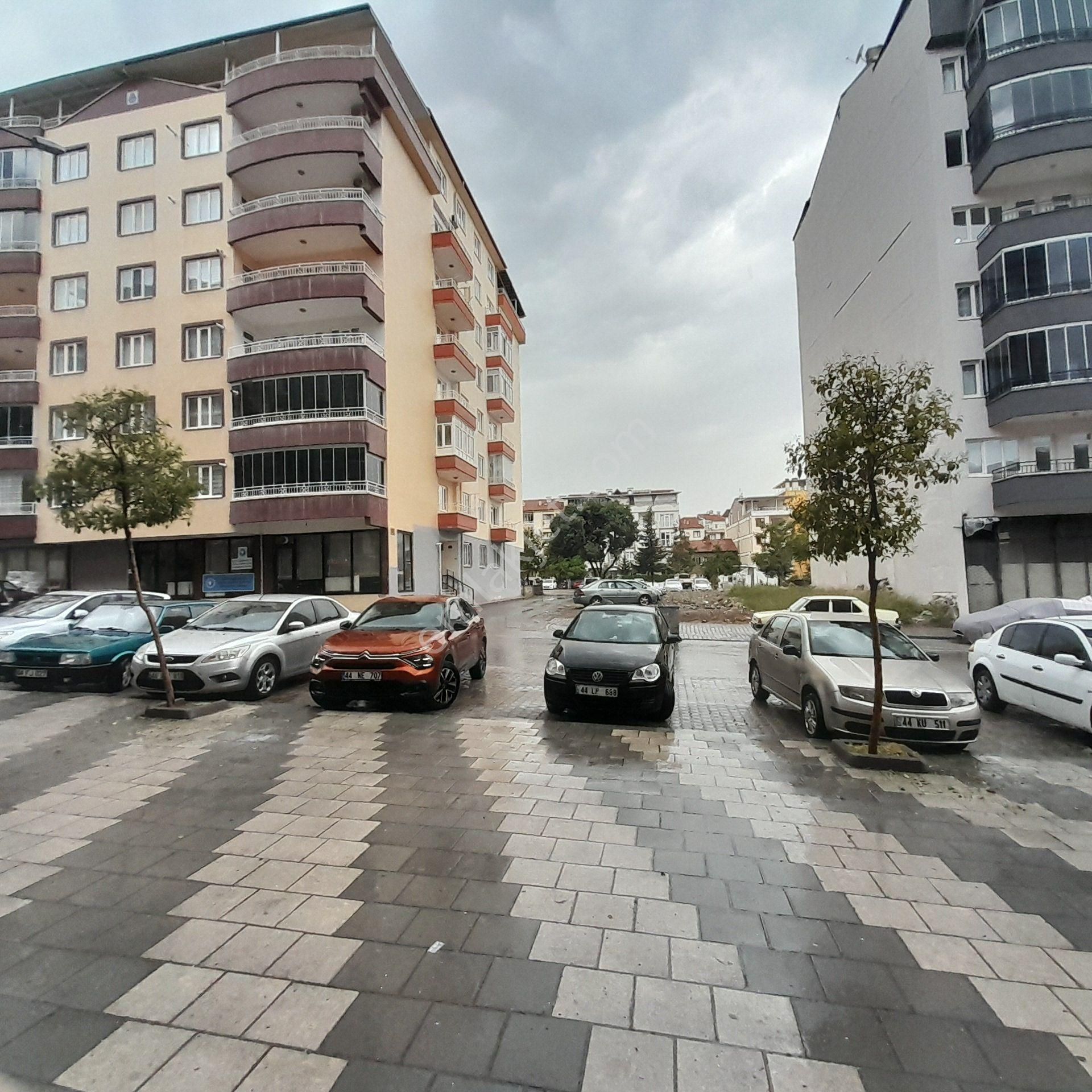 Akbay Caddesinde Cadde Üstü Satılık Daire