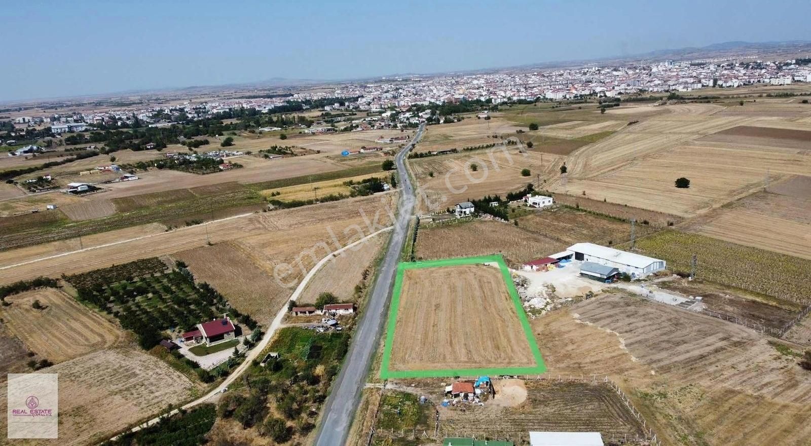 Şehir Merkezi Asfalt Cephe Tarla Araba Takası Değerlendirilir