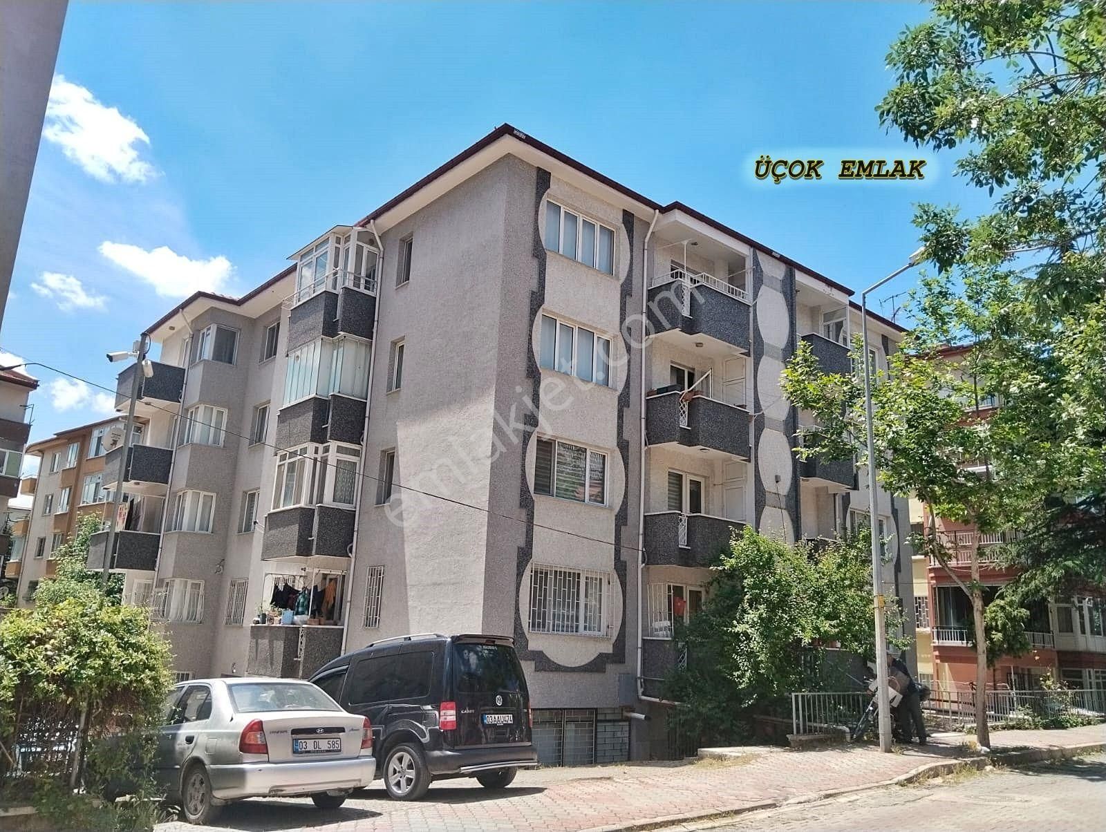 Afyon Üçok Emlaktan Cumhuriyet Mah Satılık Arakat 3+1 Daire