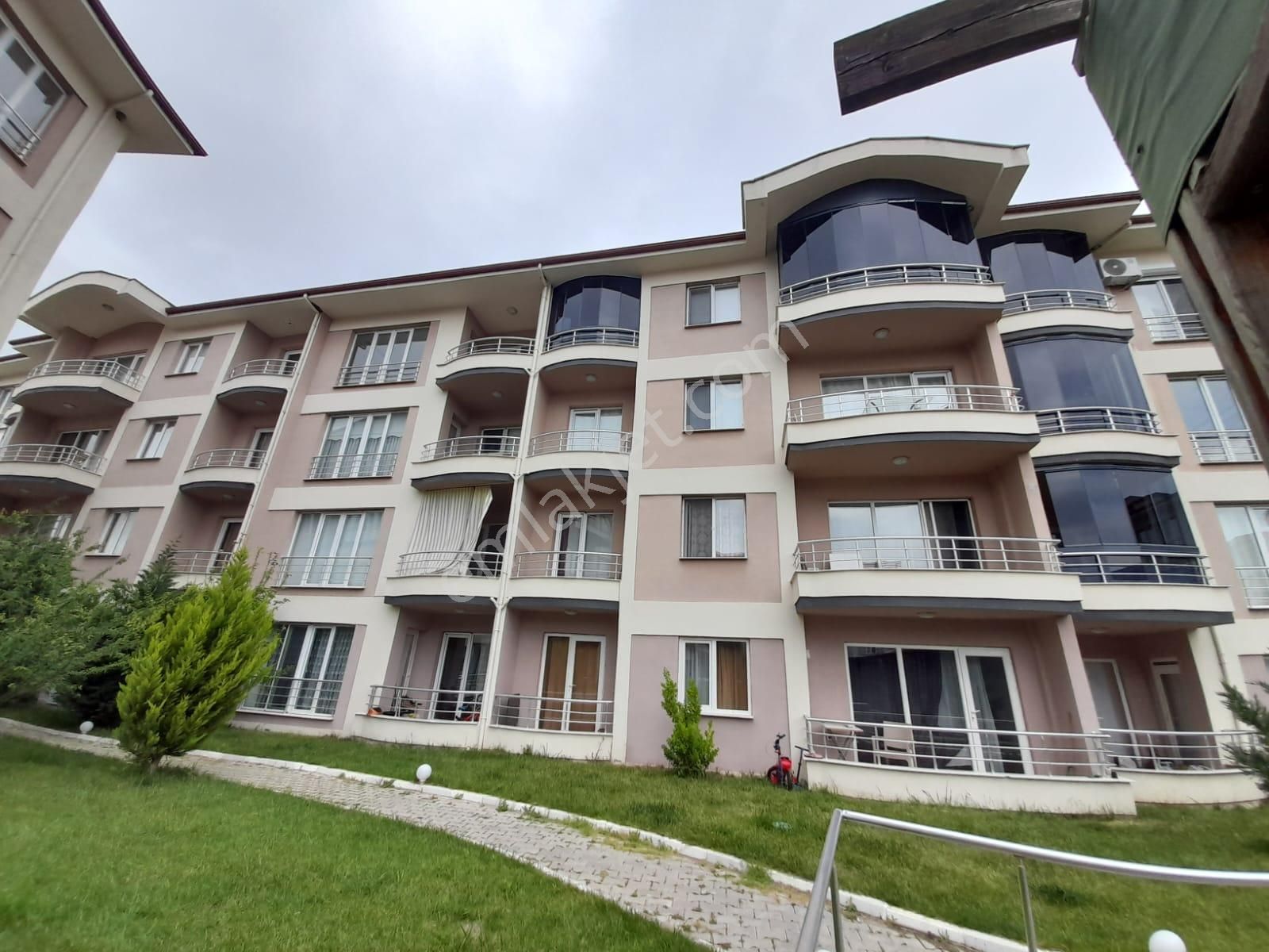 Re/max İnci'den Sındırgı Özdil Termal Sitesi 3+1 Satılık Daire