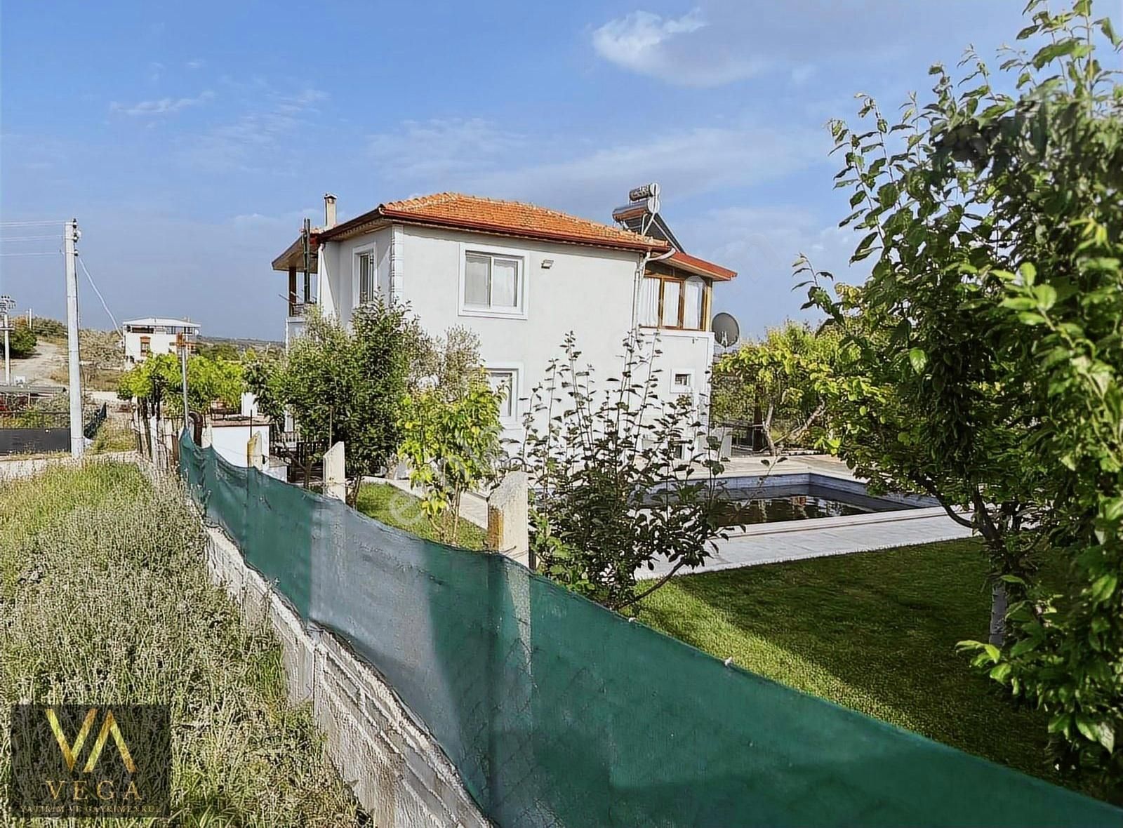 Vega'dan Gülbahçede 2+1 Havuzlu Müstakil Bahçeli Villa