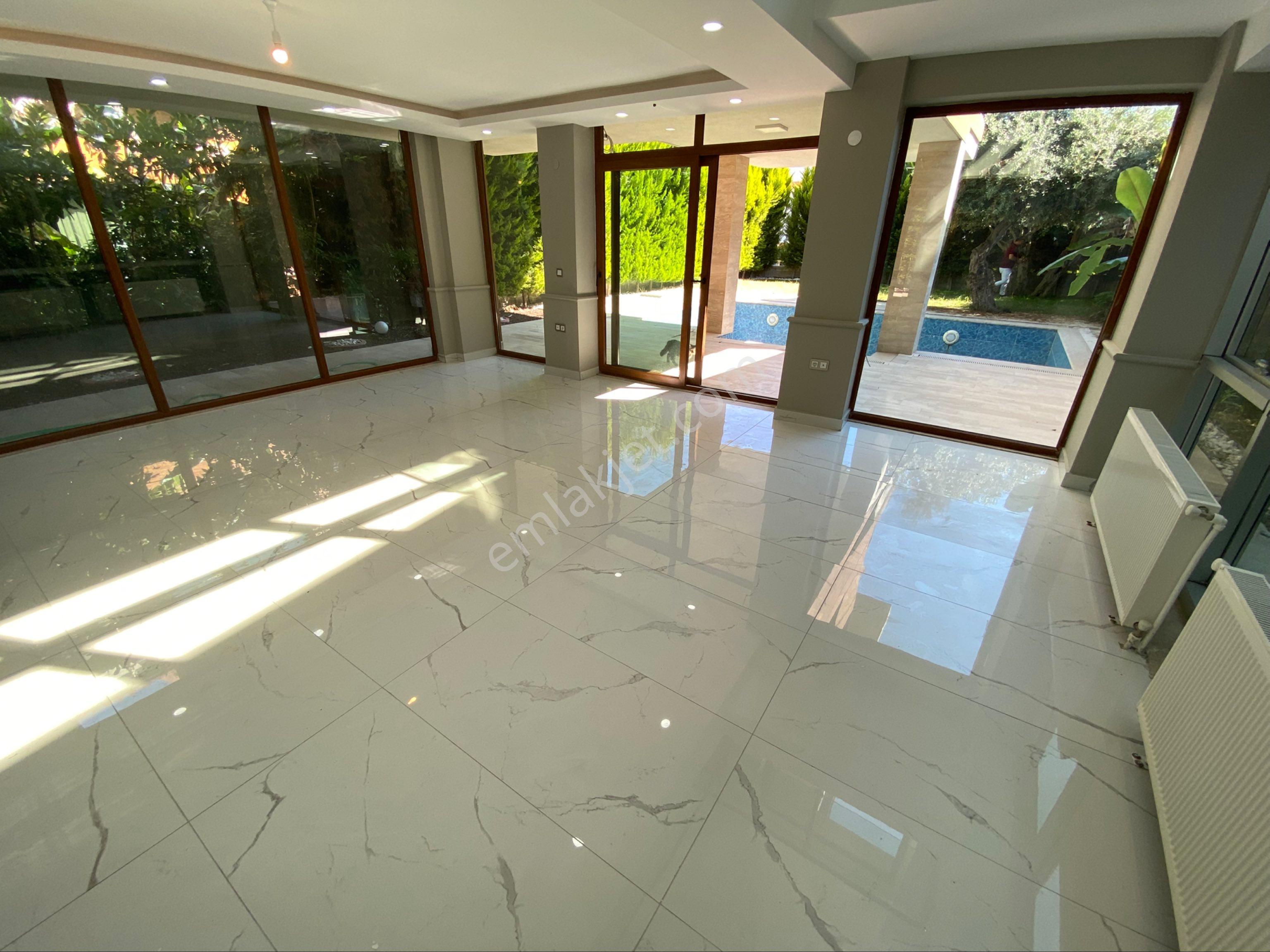 Kuşadası’nda Deniz Manzaralı Asansörlü Lüks Villa - Görsel 8