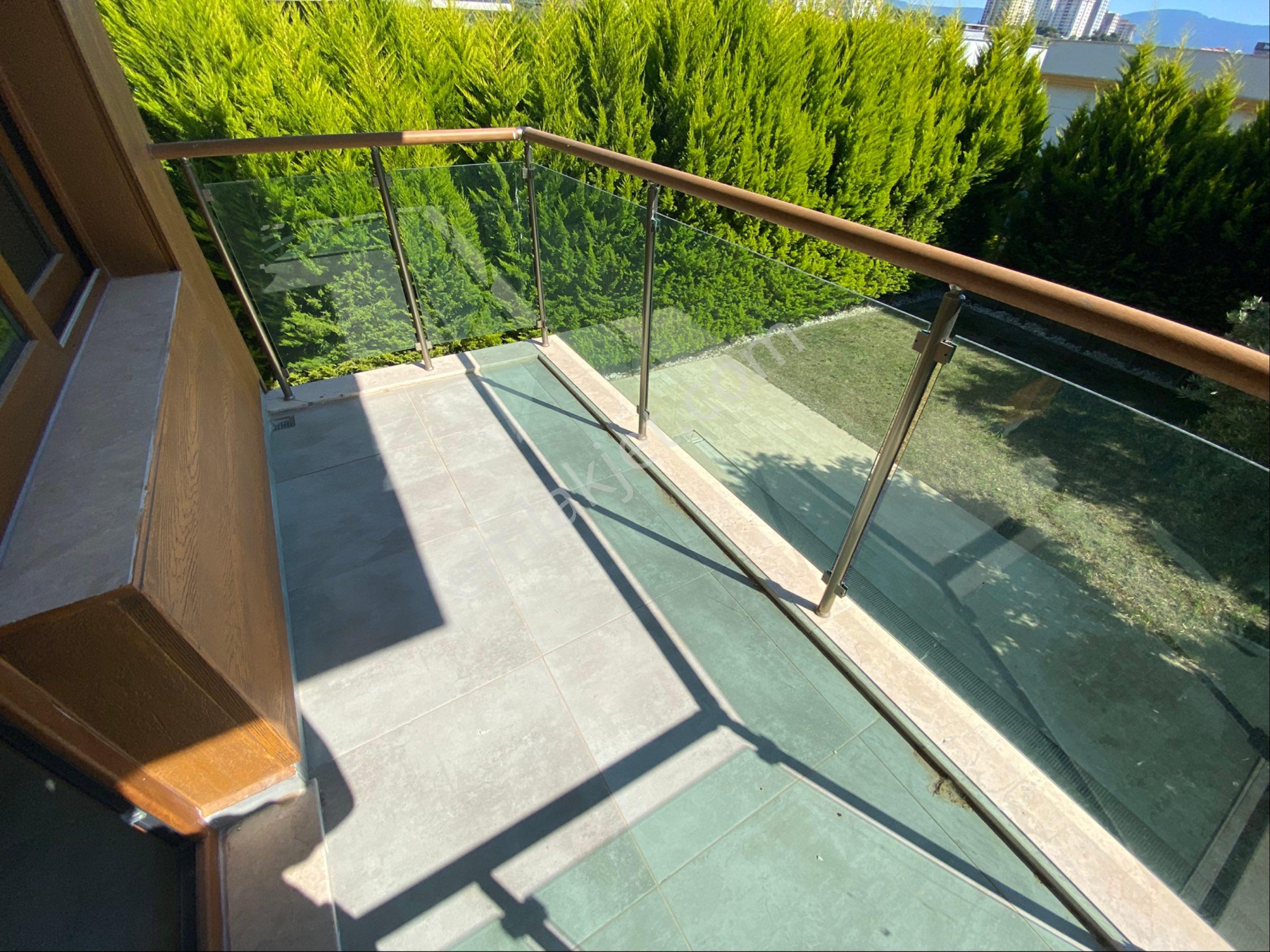 Kuşadası’nda Deniz Manzaralı Asansörlü Lüks Villa - Görsel 23
