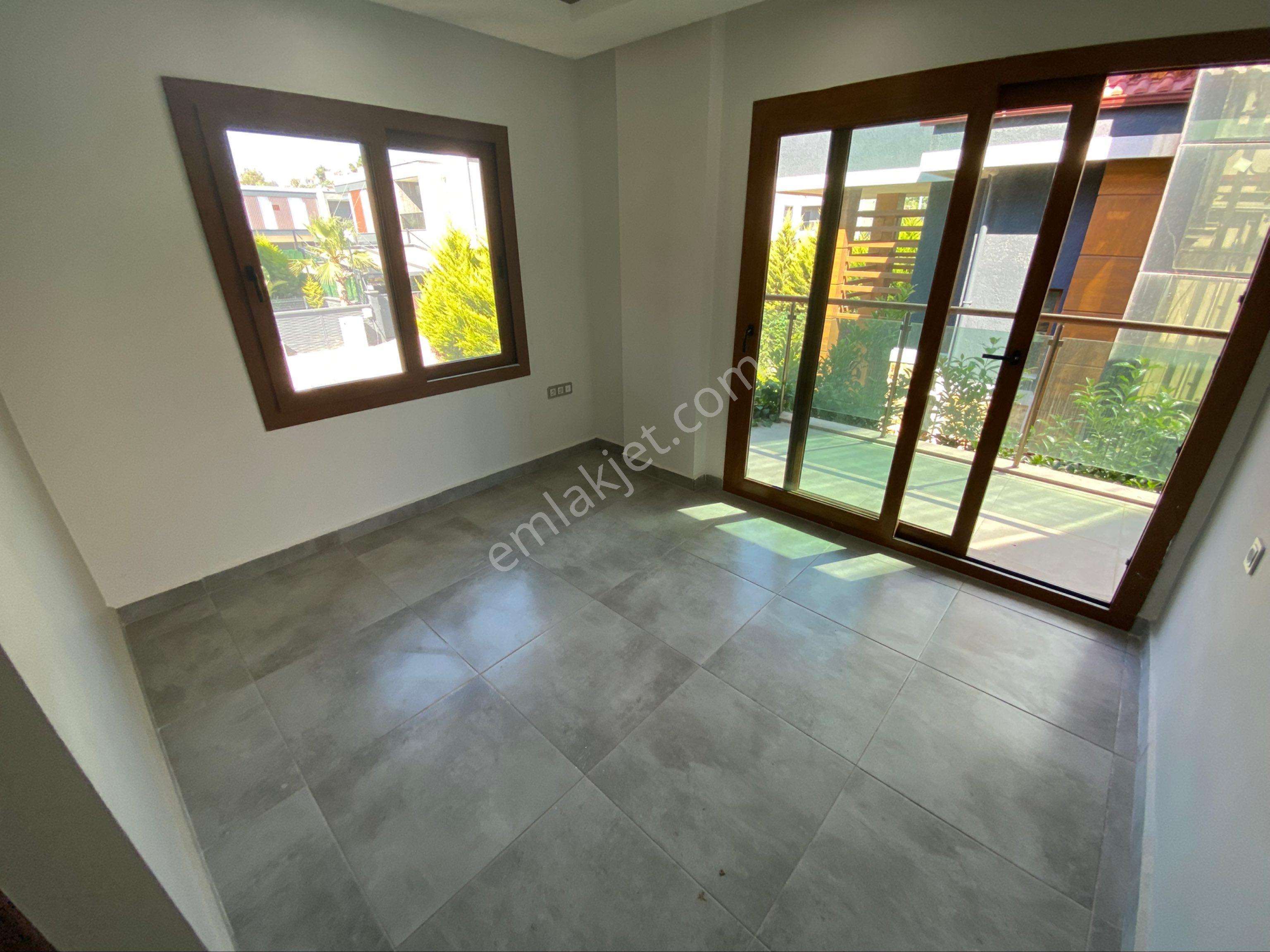 Kuşadası’nda Deniz Manzaralı Asansörlü Lüks Villa - Görsel 13