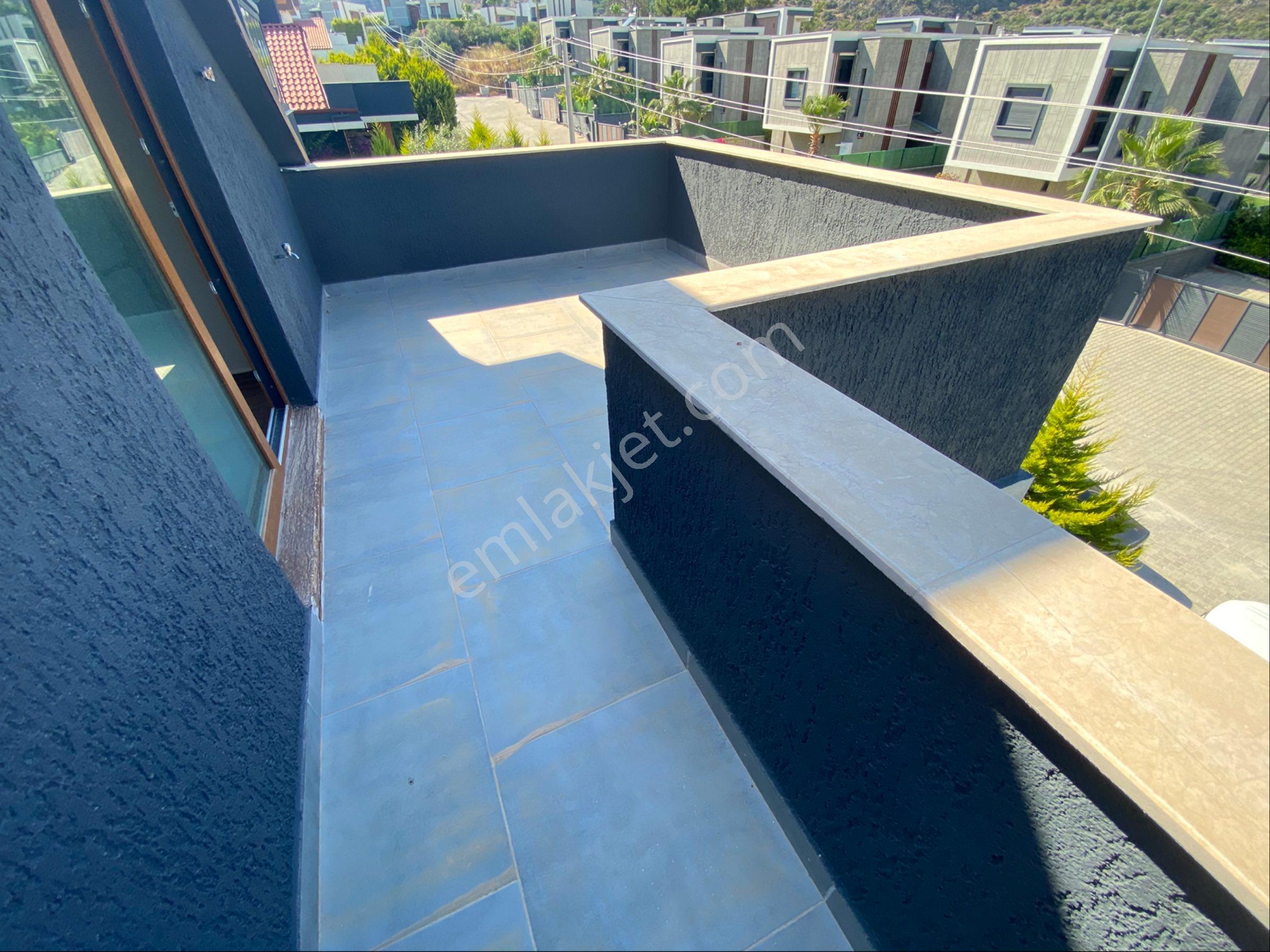 Kuşadası’nda Deniz Manzaralı Asansörlü Lüks Villa - Görsel 32