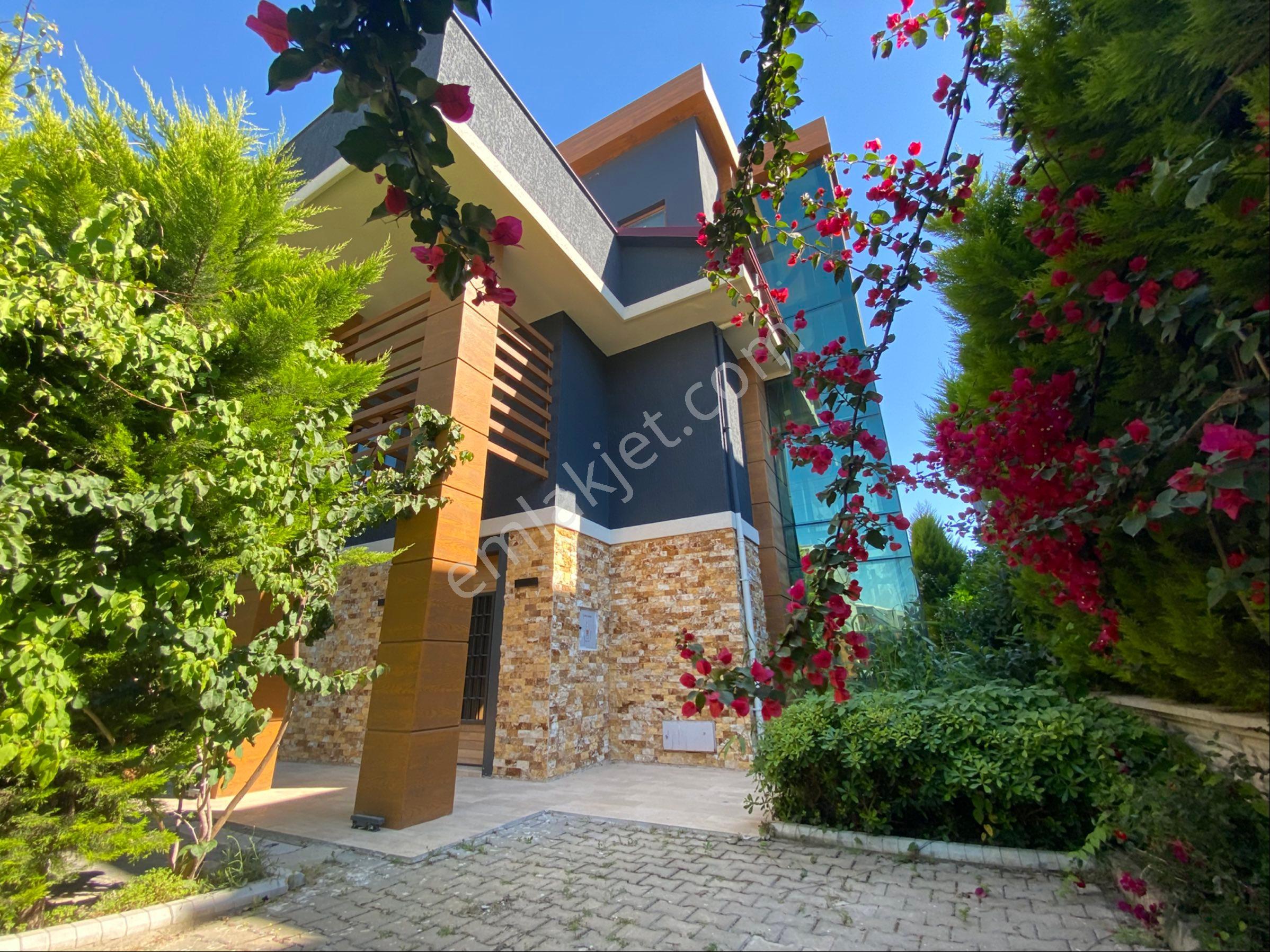 Kuşadası’nda Deniz Manzaralı Asansörlü Lüks Villa - Görsel 3