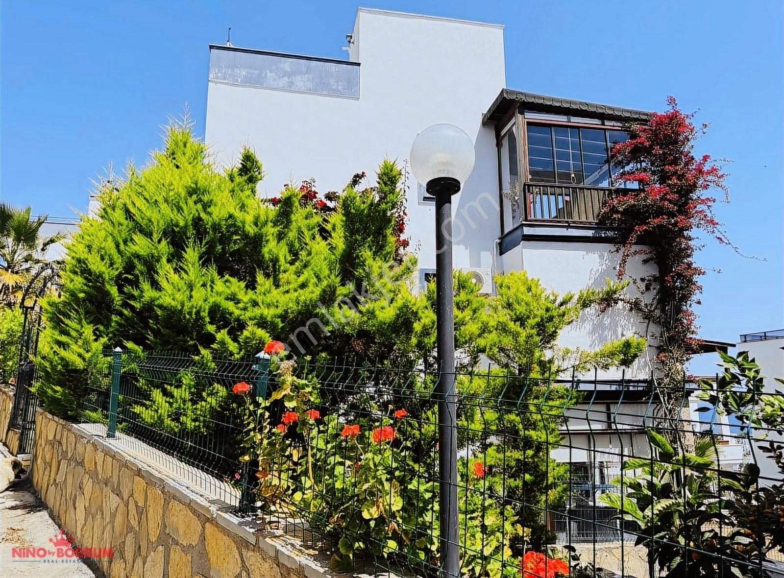 Bodrum Akyarlarda Plajlı Deniz Manzaralı Tripleks Müstakil Villa