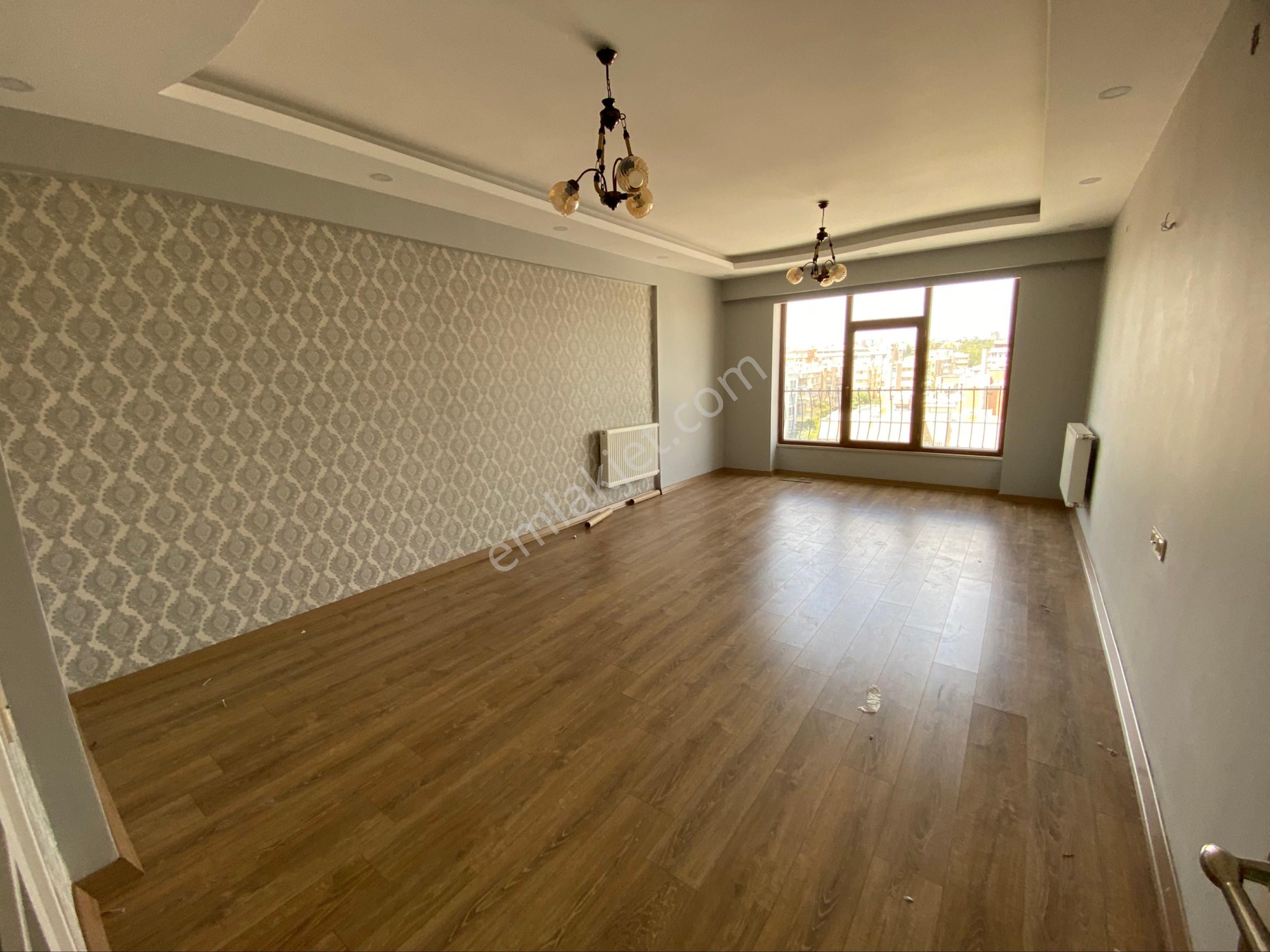 Cadde 17 Emlaktan Satılık 4+1 Daire