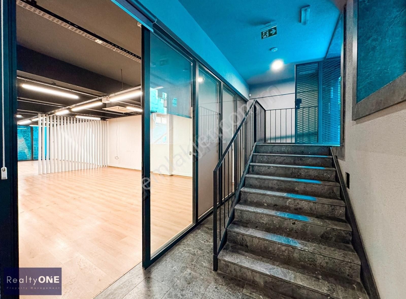 R-one Beyoğlu Galata Yenilenmiş Binada Özel Bahçeli Kiralık Ofis