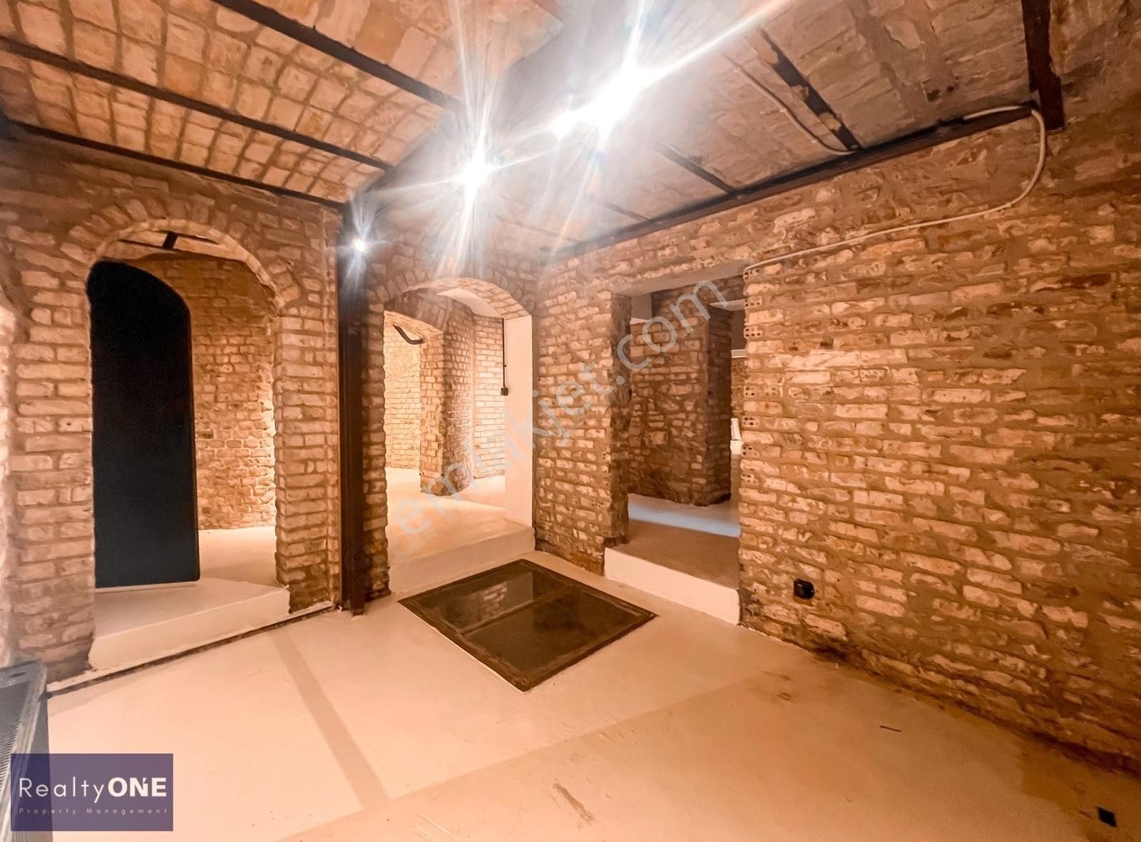 R-one Beyoğlu Galata Tarihibinada Dubleks Kiralık Loft Daire-eng