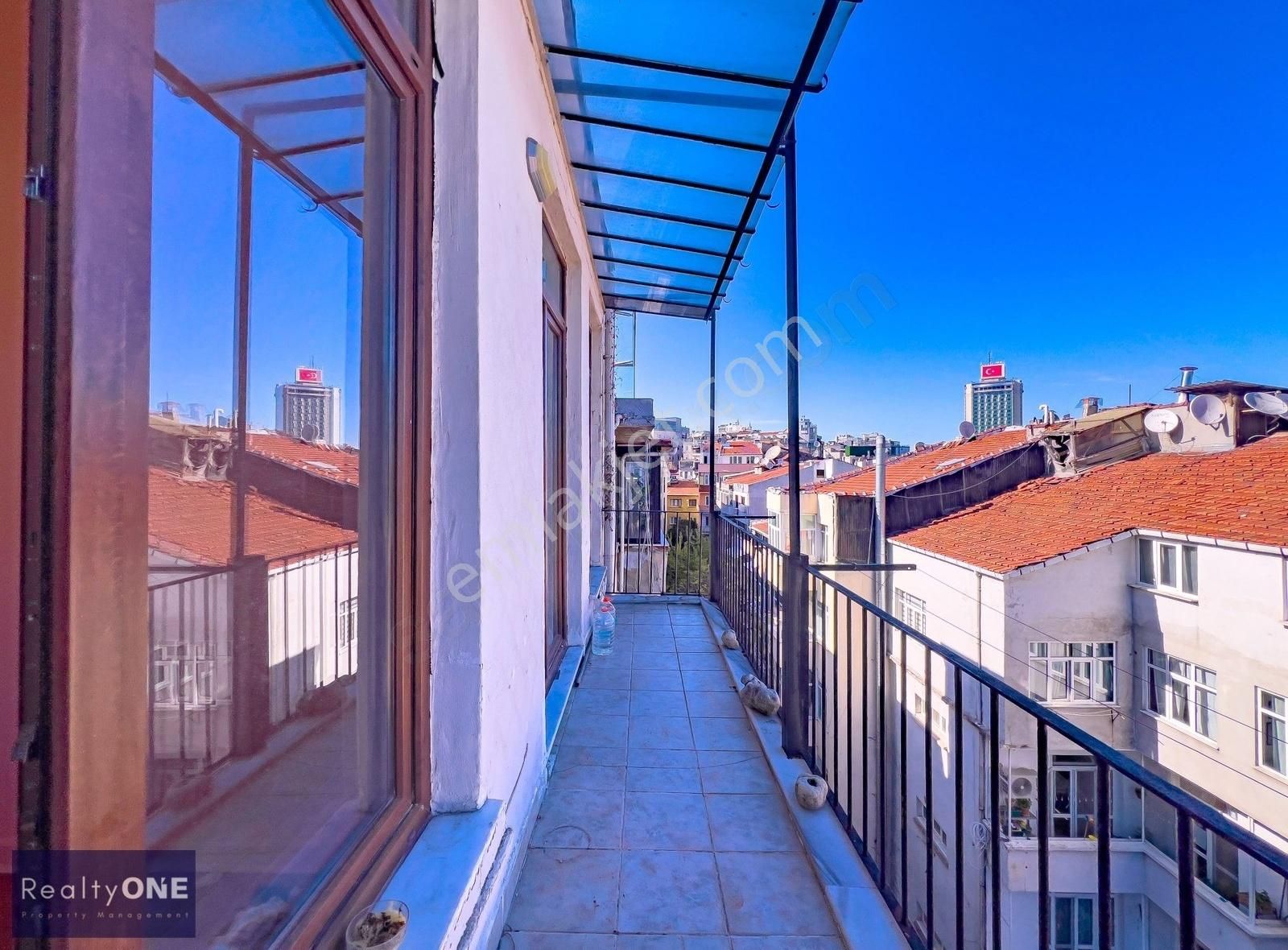 R-one Cihangir Tarihi Bina Manzaralı Asansörlü 4+1 Kiralık Daire