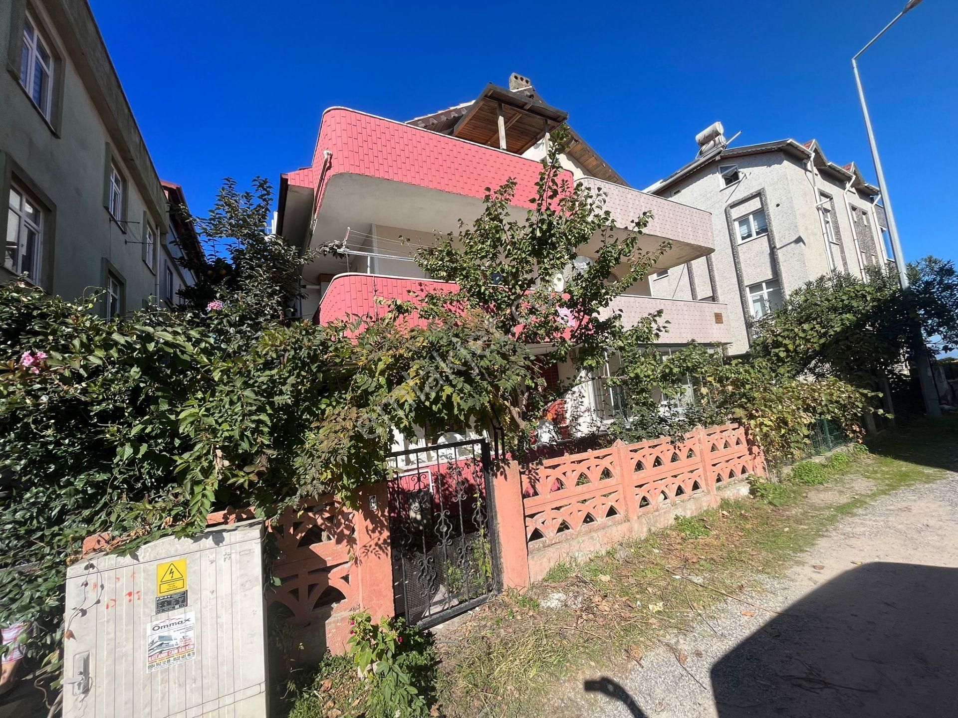 Karasu Sahilde Denize Sıfır Müstakil Bahçeli Satılık 4+1 Tripleks Villa