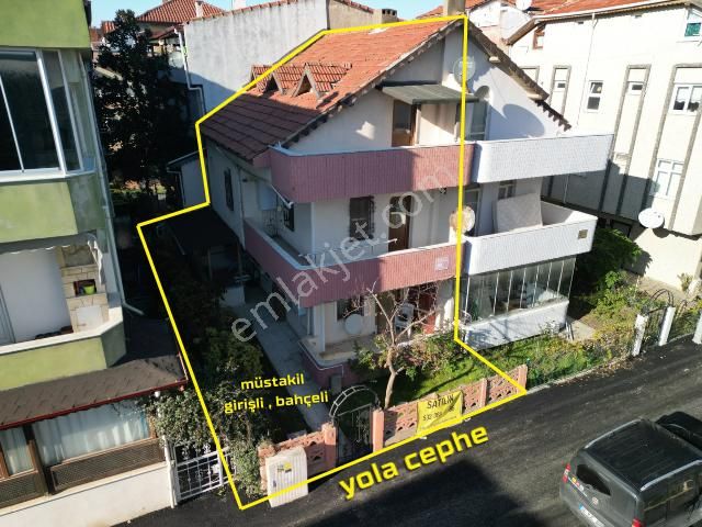 Karasu Sahilde Denize Sıfır Müstakil Bahçeli Satılık 4+1 Tripleks Villa