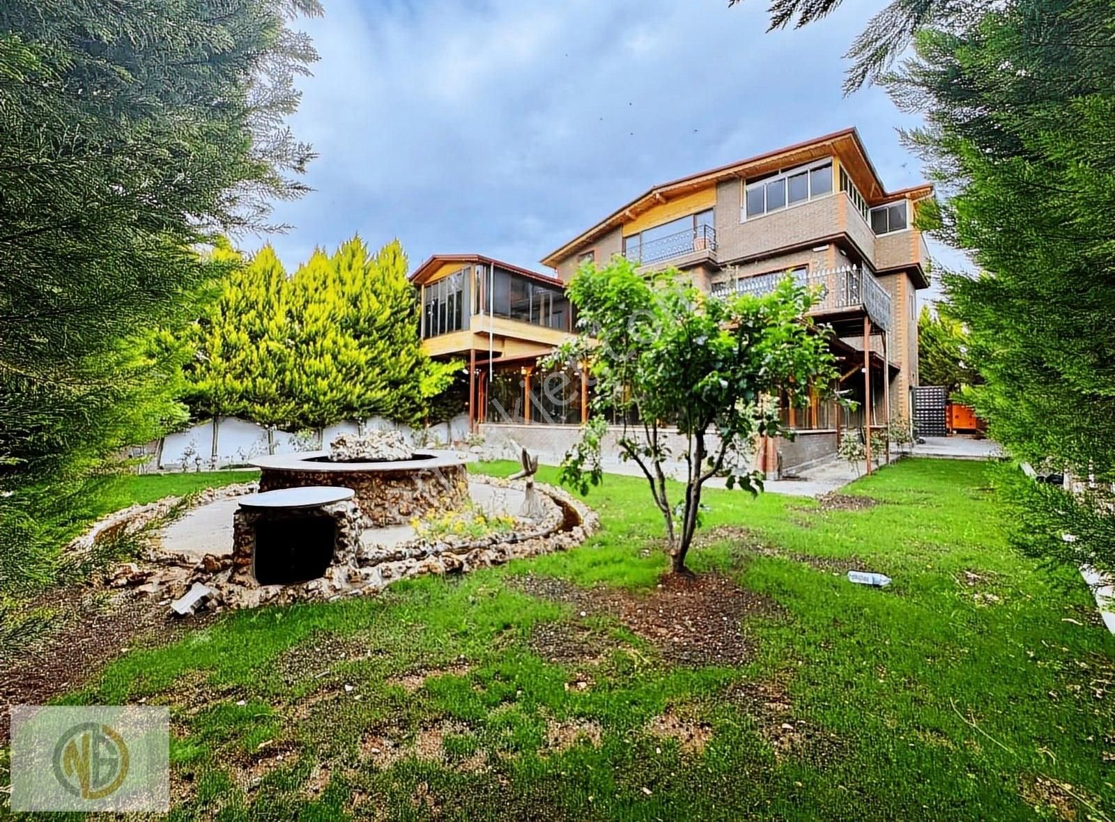 Burç Esentepe'de 6+1 Triplex 900 M2 Arsa Üzerinde Yapılı Villa