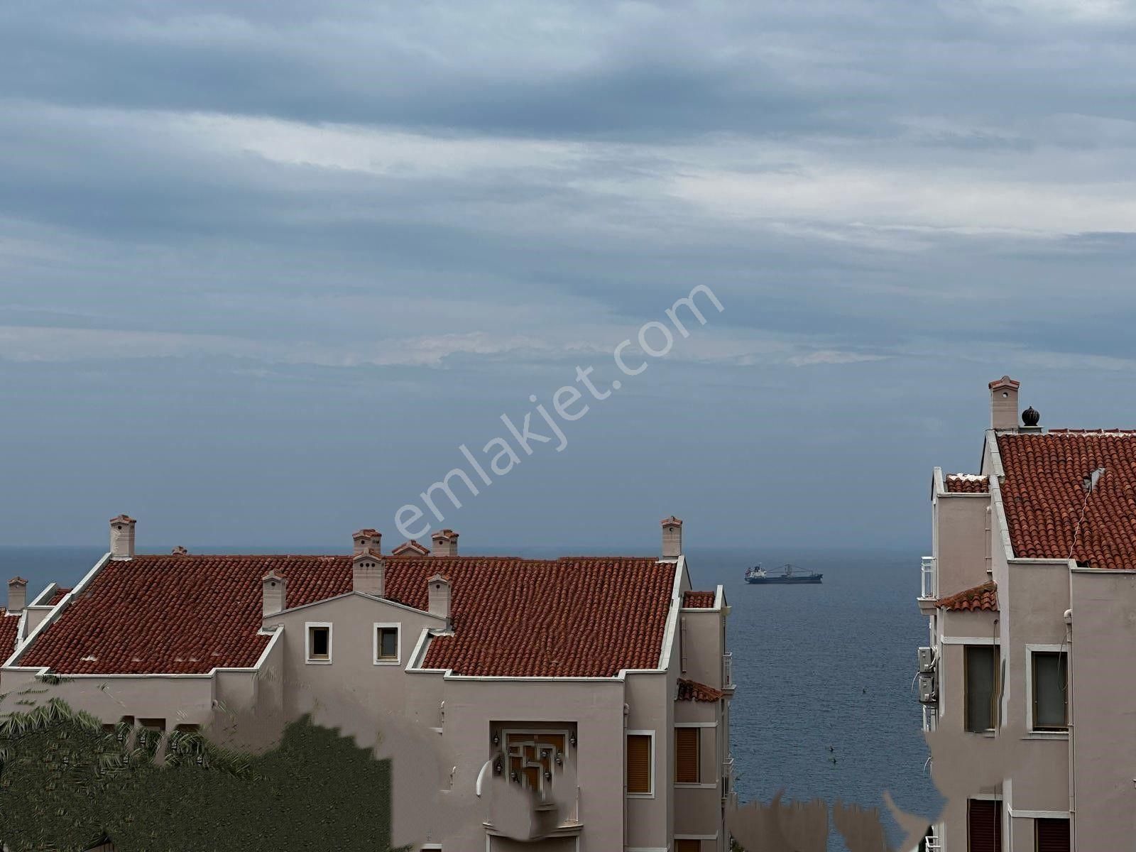 Kuşadası Marinada Havuz Ve Güvenlikli Denize Sıfır Sitede Deniz Manzaralı
