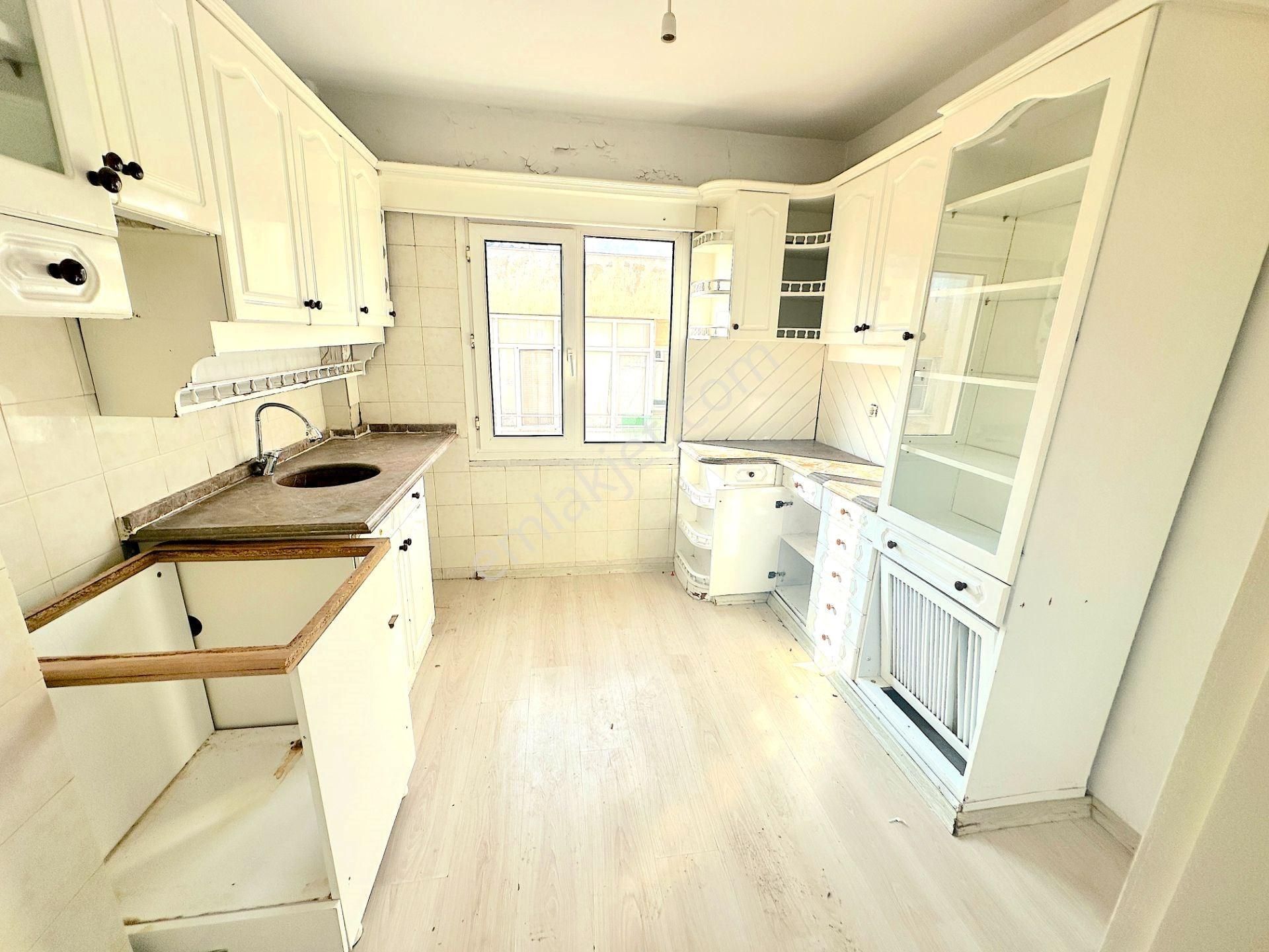 Bornova Merkez'de Boş Asansörlü Ara Kat Satılık 3+1 Daire