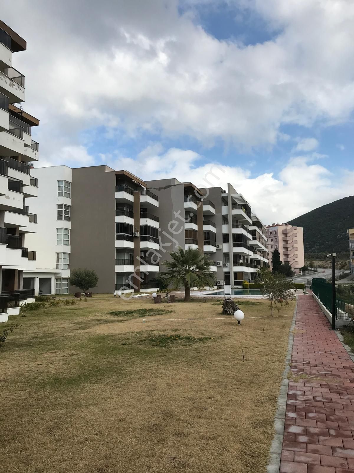 Kuşadası Havuzlu Sitede Yabancıdan Satılık 2+1,ara Kat Daire