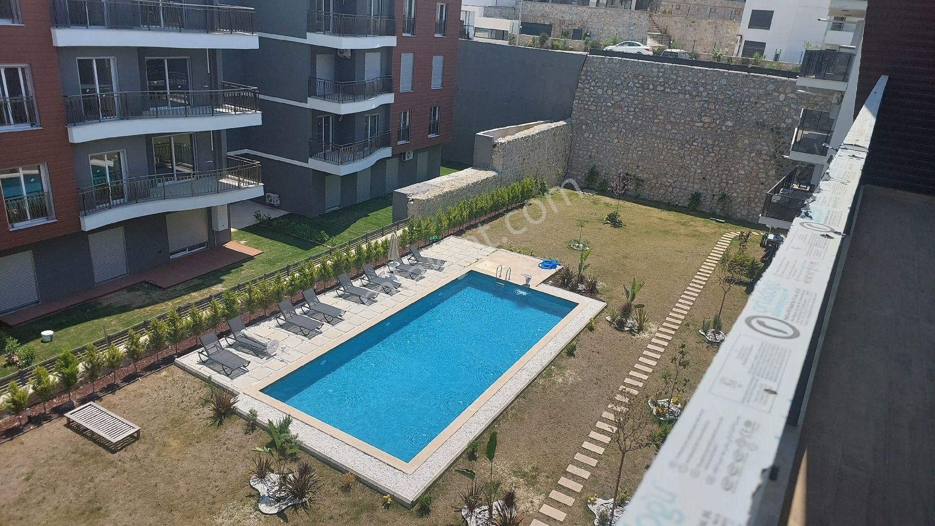Kuşadası Değirmenderede Havuzlu Kapalı Garajlı Sitede Satılık 2+1 85 M2 Sıfır Daire.