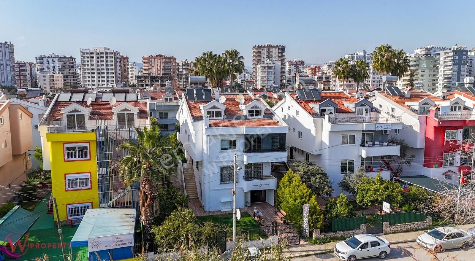 W Property'den Geniş Oturumlu Deniz Manzaralı 10+2 Satılık Villa