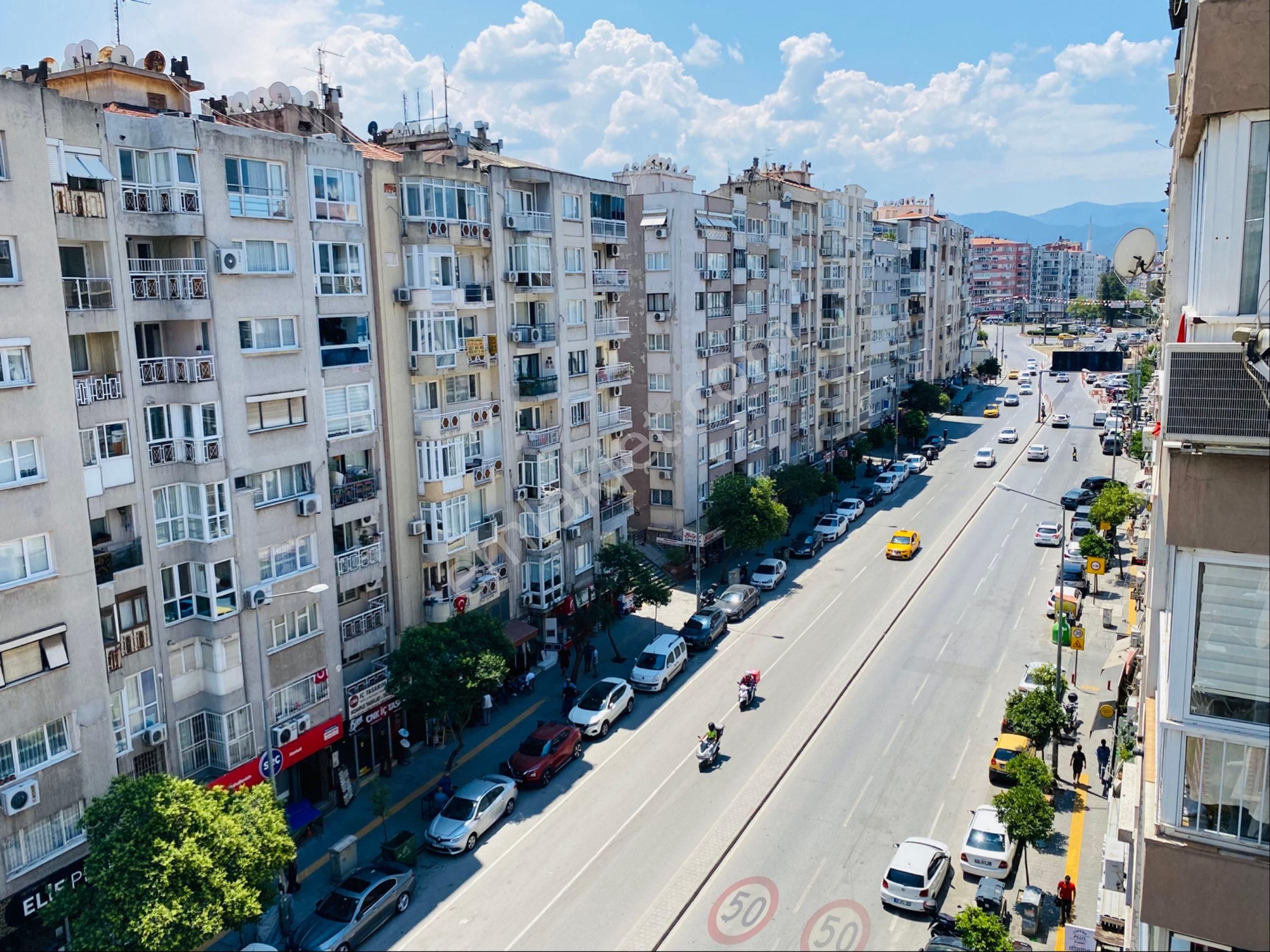 İnönü Cadde Üzerinde Üçyol Metro Yakınında 2+1 90m2 Doğalgazlı Asansörlü Arakat Daire